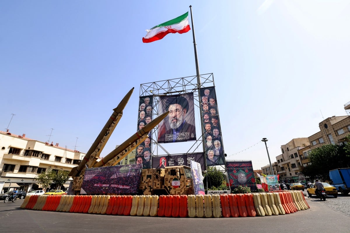 Misiles Zolfaghar de fabricación iraní se exhiben junto a un gran retrato del líder supremo de Irán, Mojtaba Khamenei, en la plaza Baharestan, en Teherán, el 28 de septiembre de 2026.