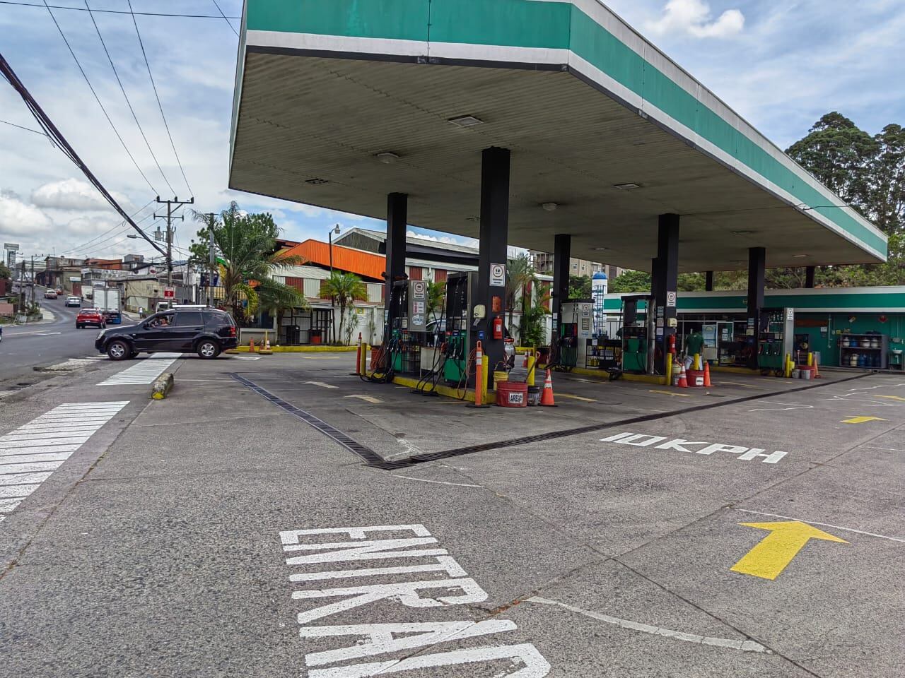 Gasolinera ubicada a 300 metros al este de Mudanzas Mundiales en Curridabat