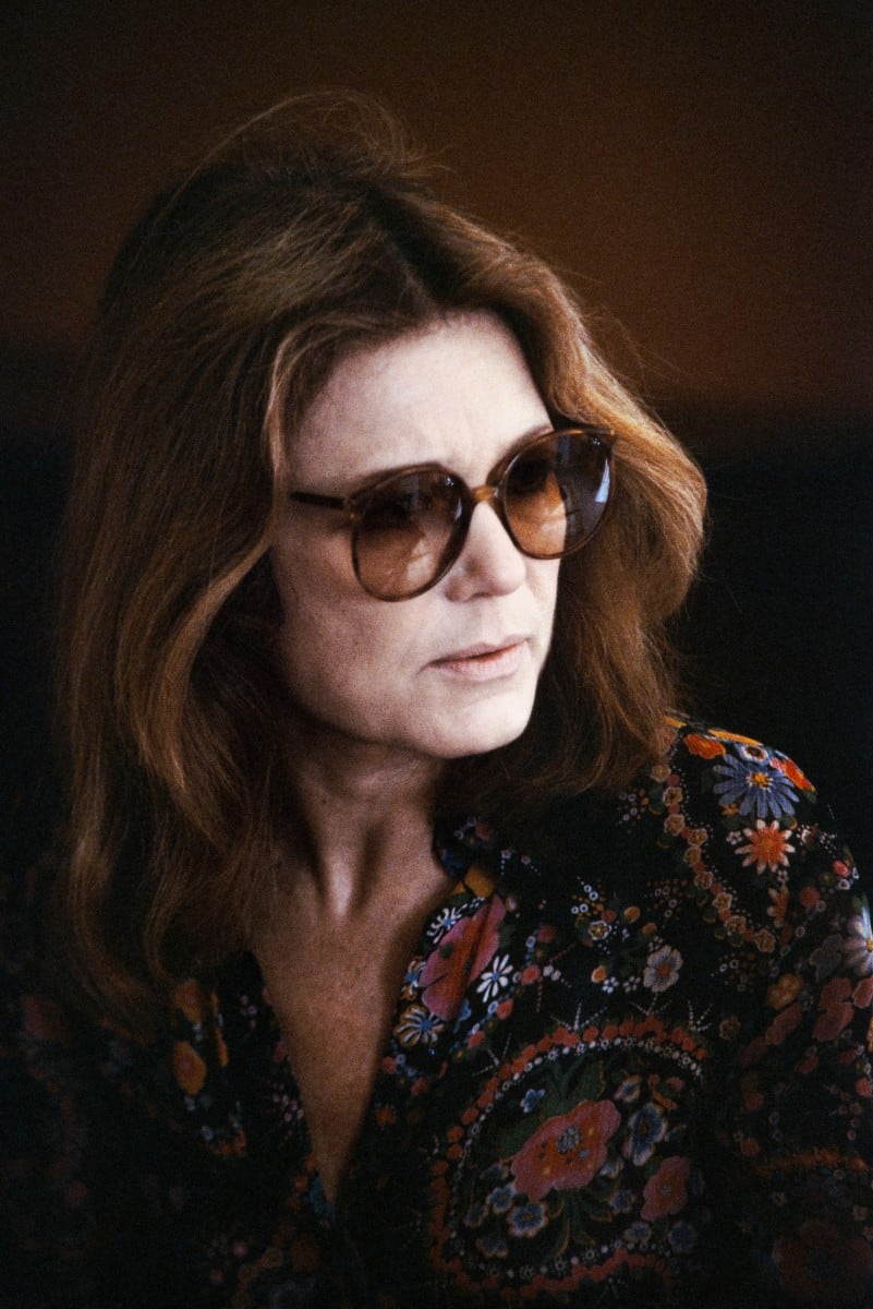(ARCHIVO) La activista por los derechos de las mujeres Gloria Steinem observa durante una reunión con la ministra francesa de Derechos de la Mujer, en Nueva York, el 5 de abril de 1985.