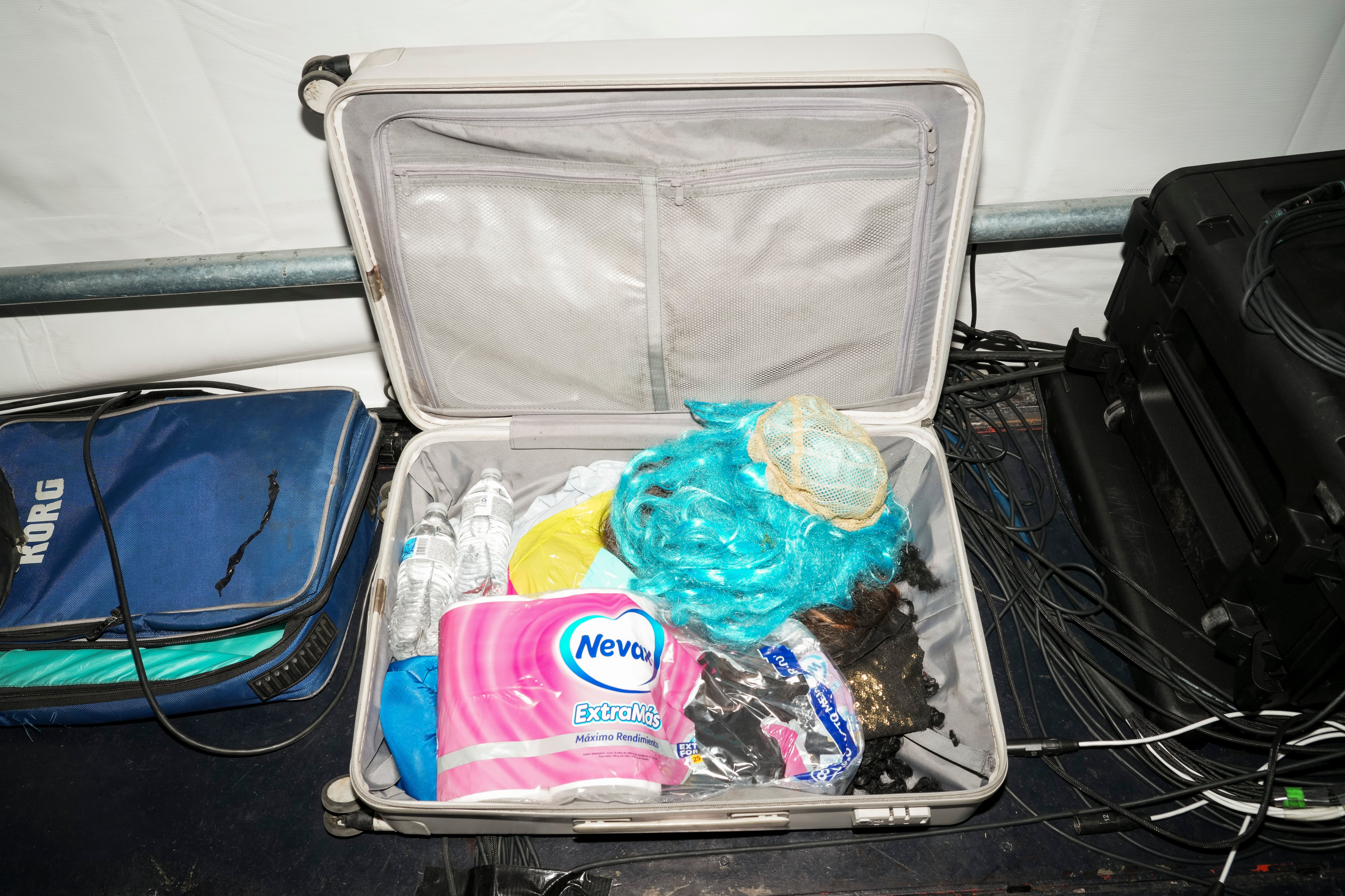 Fotografías de una gira de tres conciertos del grupo Los Ajenos en La Sabana, Puriscal y Pedregal. Imágenes de los artistas en escena, del detrás de bambalinas, la microbús y las cenas.