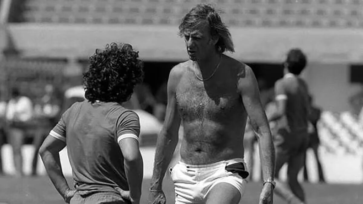 César Luis Menotti recorre el campo de fútbol. El deportista se desempeñó como técnico de la selección Argentina en 1974. Allí estuvo hasta el Mundial de 1982.
