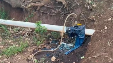 Bomberos atiende fuga de combustible en toma ilegal conectada al poliducto de Recope