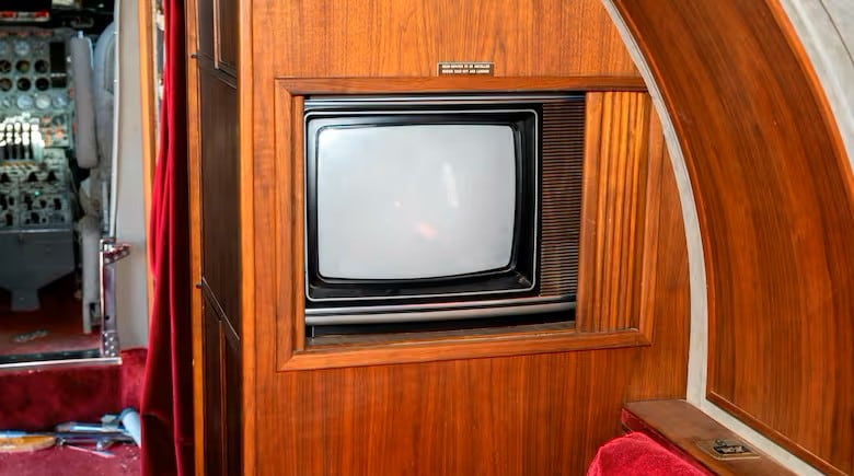 El televisor incorporado en la aeronave