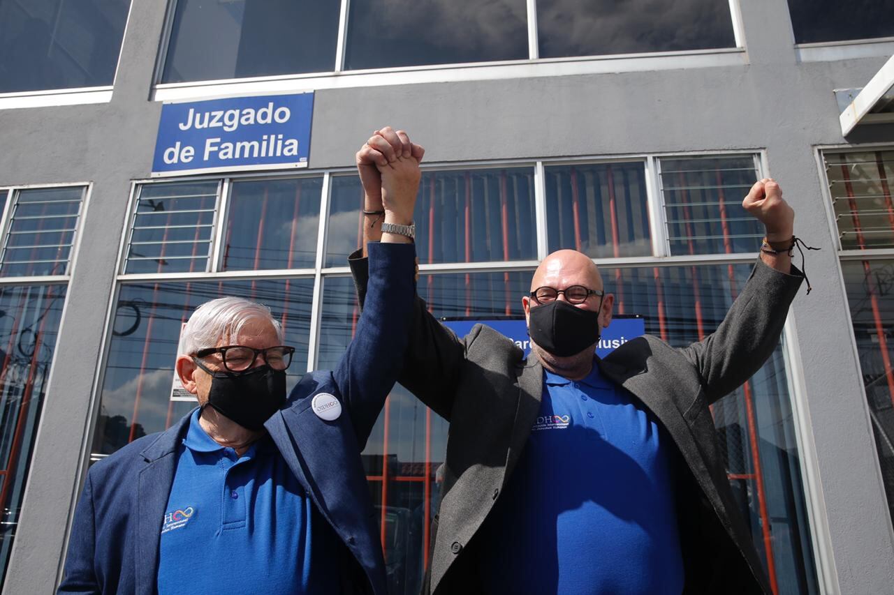 Marco Castillo y su pareja, Rodrigo Campos celebran su unión en matrimonio. La boda se llevó a cabo en el Juzgado de Familia de Desamparados