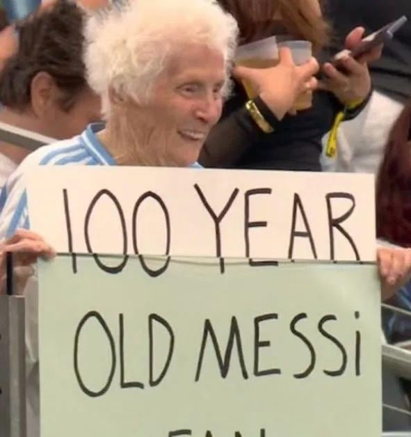 Pauline Kana muestra orgullosa su cartel durante el partido entre Argentina y Austria por el Mundial 2026, en Dallas.