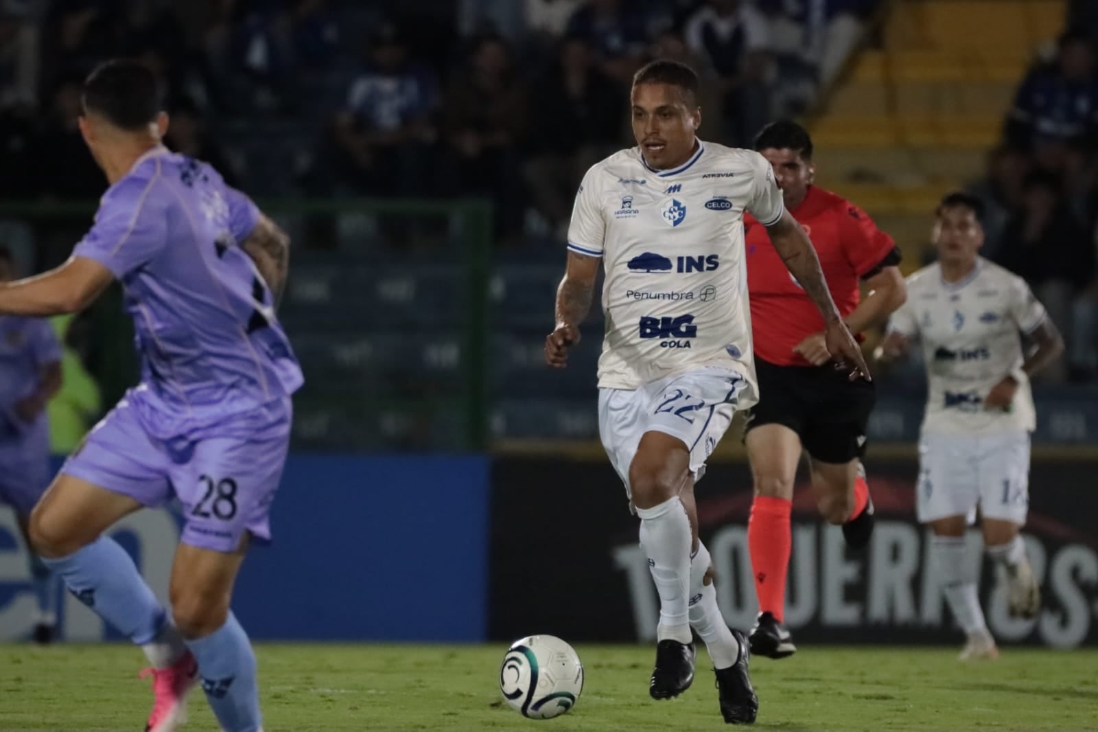 Alonso Hernández fue de los hombres más activos de Cartaginés contra FAS en el primer tiempo del duelo.