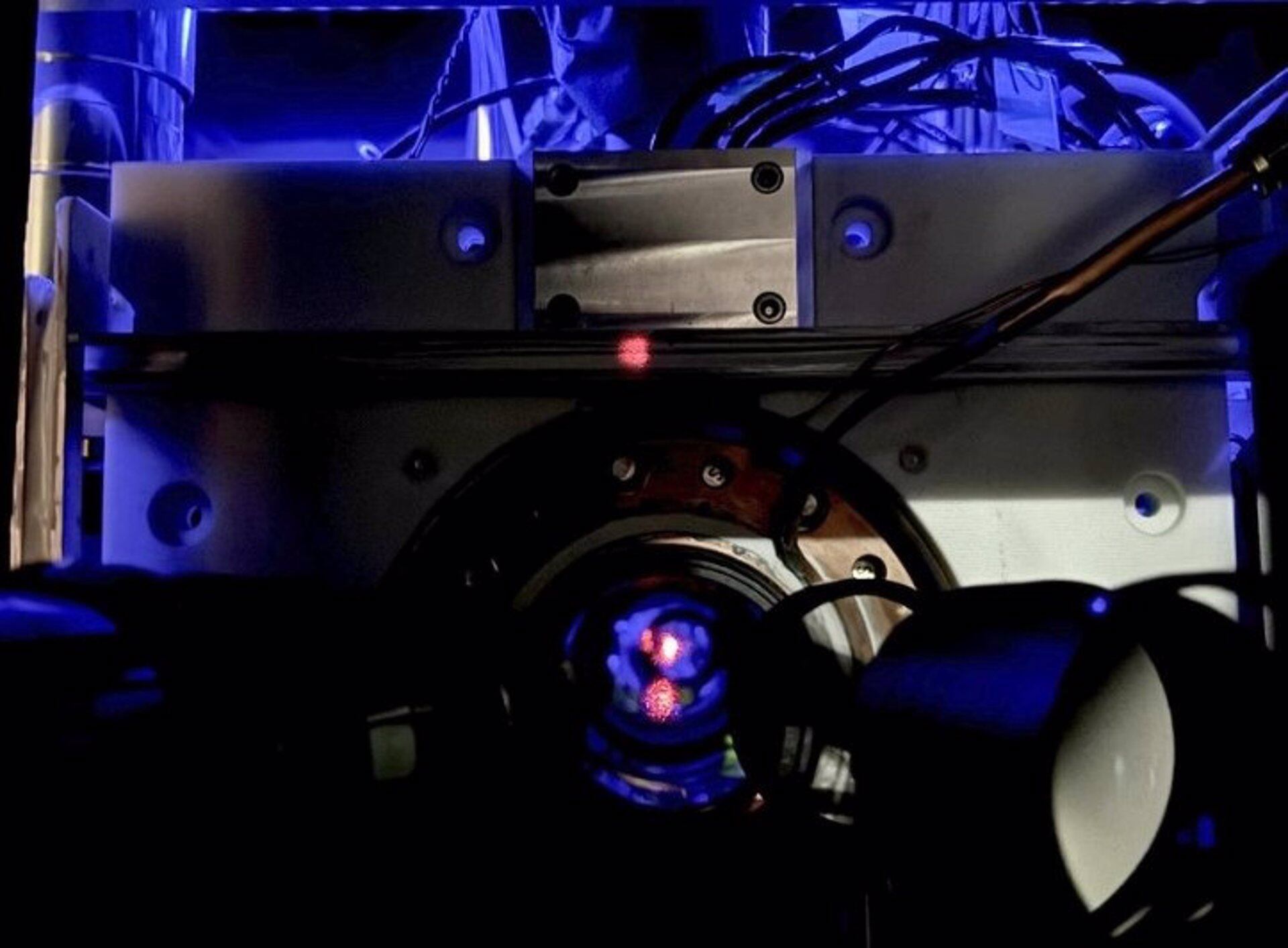 Un gas extremadamente frío de átomos de estroncio está atrapado en una red de luz conocida como red óptica.