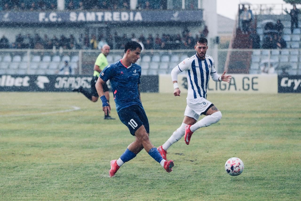 Julen Cordero marca diferencia con su técnica en el juego de Gerogia, el nacional viste la camisa del Samtredia de la Segunda División.