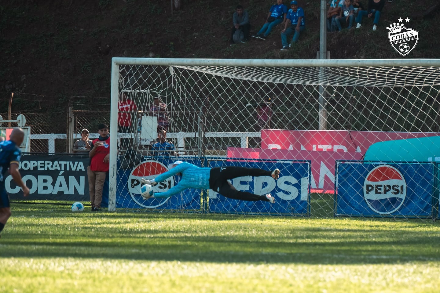 Minor Álvarez voló para detener un penal defendiendo el arco de Cobán Imperial en Guatemala.