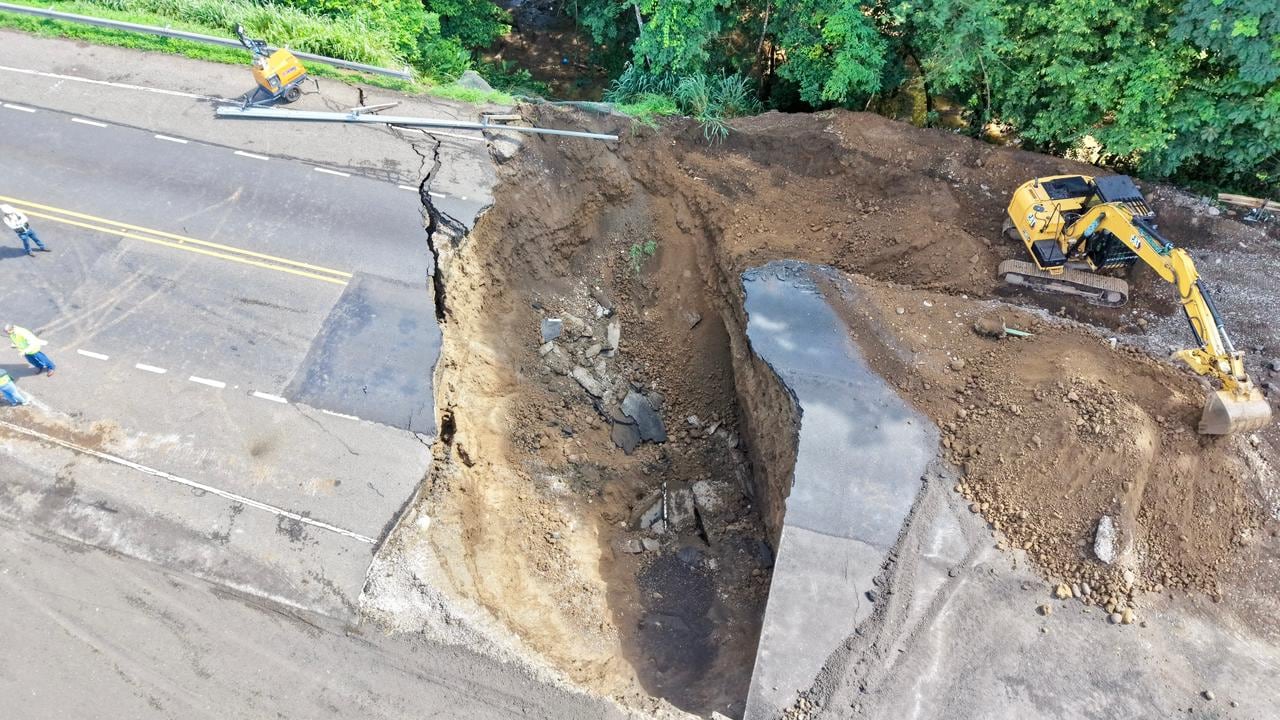 Jueves 28 de mayo de 2026. Hundimiento en la ruta 27 por cabeza de agua.