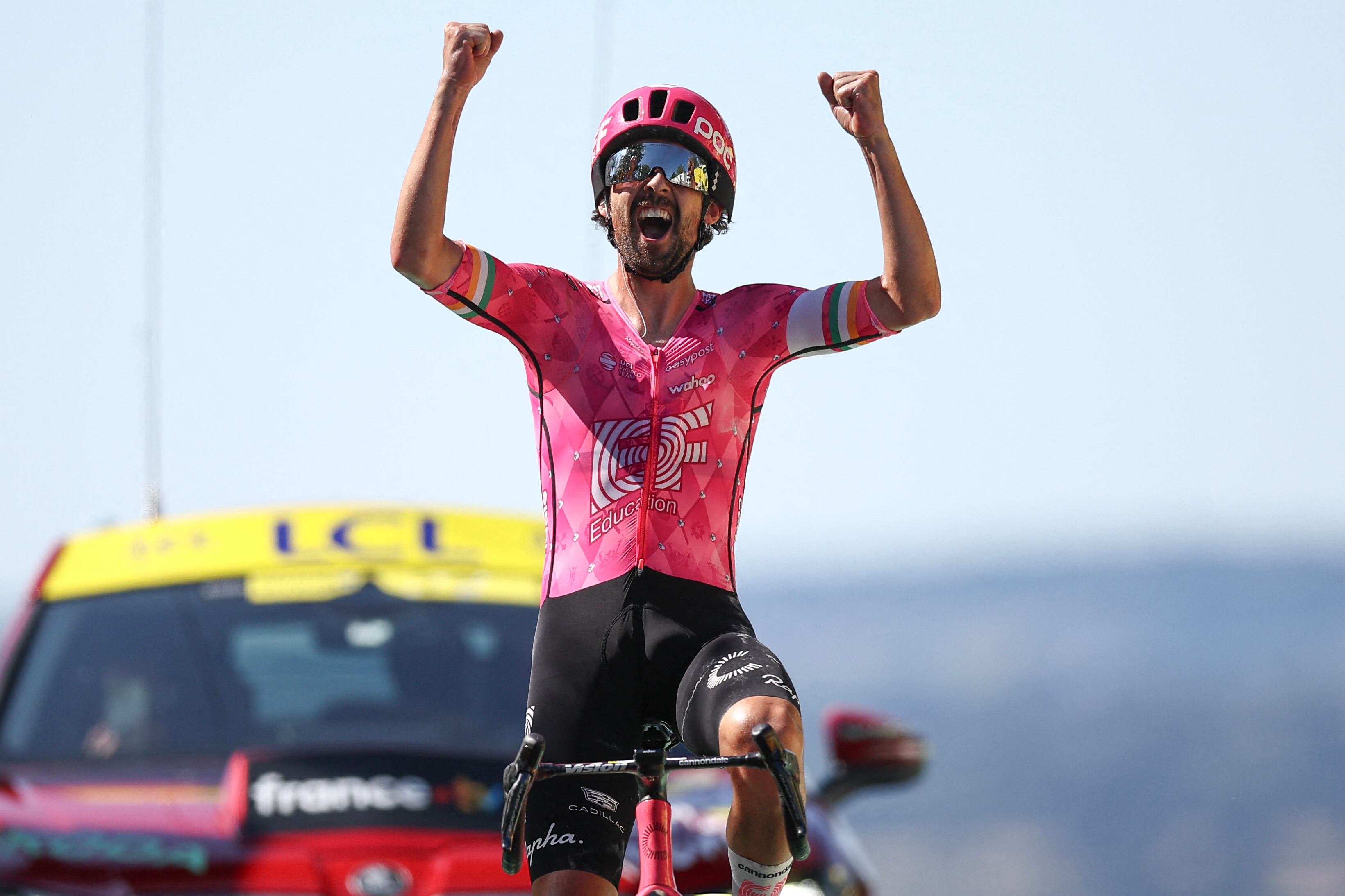 El irlandés Ben Healy del equipo EF Education celebra al ganar la etapa del Tour de Francia entre Bayeux y Vire Normandie.