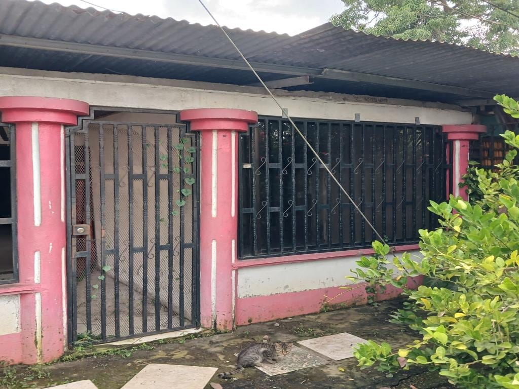 Casa en Chacarita de Puntarenas con 3 habitaciones, 1 baño y área de lavado. Ubicada en barrio 20 de noviembre. Se vende de contado y requiere gestión de servicio eléctrico.