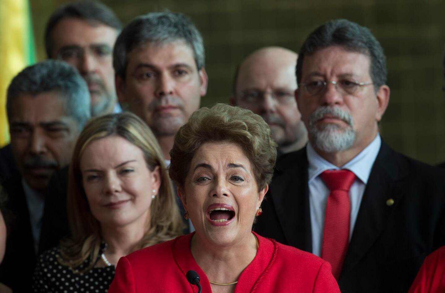 La presidencia de Dilma Rousseff llegó a su fin el miércoles: con 61 votos a favor y 20 en contra, el Senado de Brasil la destituyó. Poco después, el vicepresidente Michel Temer asumió en su lugar. En las ciudades se hizo evidente la división política con manifestaciones de apoyo o condena a la decisión.