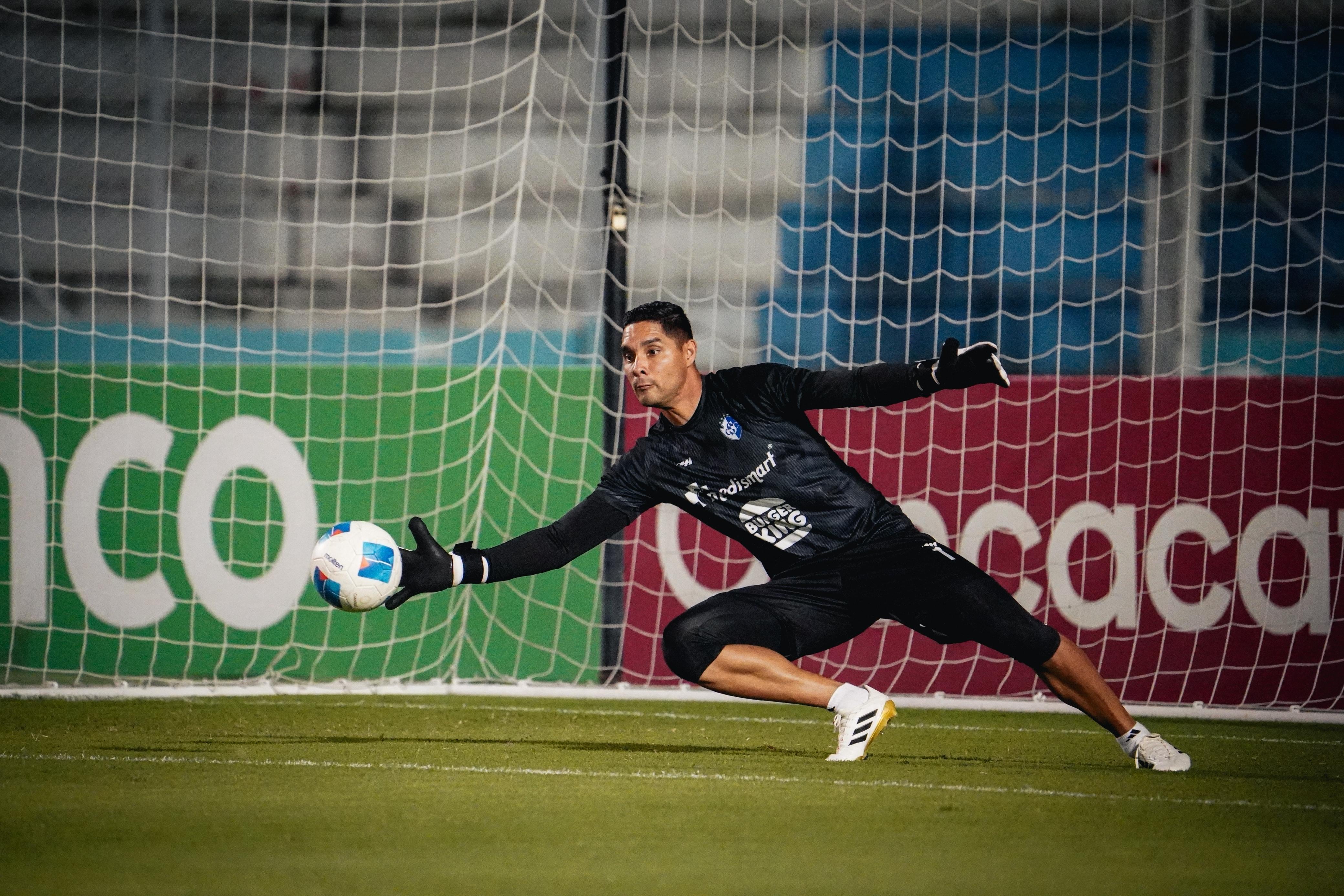 Kevin Briceño pretende dejar su marco en cero en el partido entre Olimpia y Cartaginés.