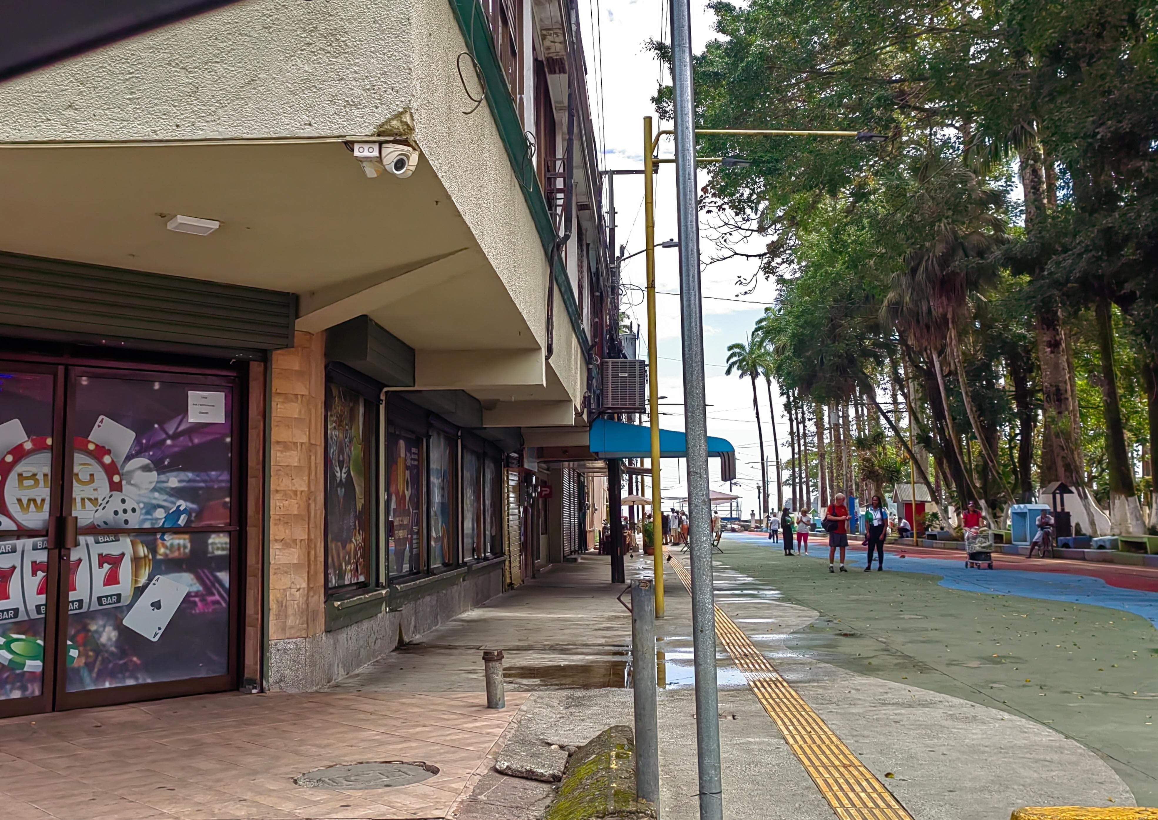 El sujeto quedó tendido frente al casino, en la vía que separa este comercio del parque Vargas, en Limón centro.
