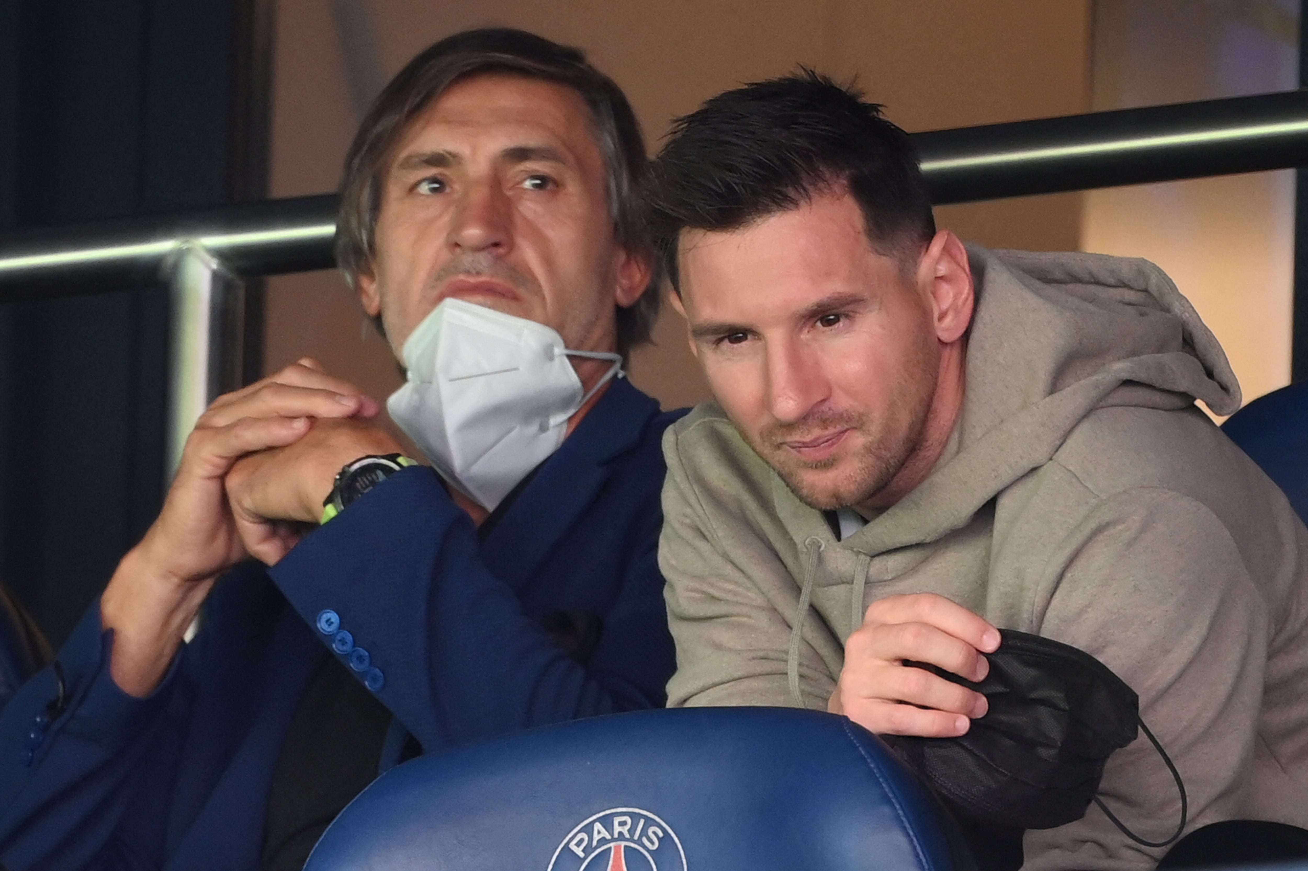Lionel Messi junto a su padre Jorge Messi (fallecido este 8 de agosto), aquí en un partido en Francia en el año 2021.