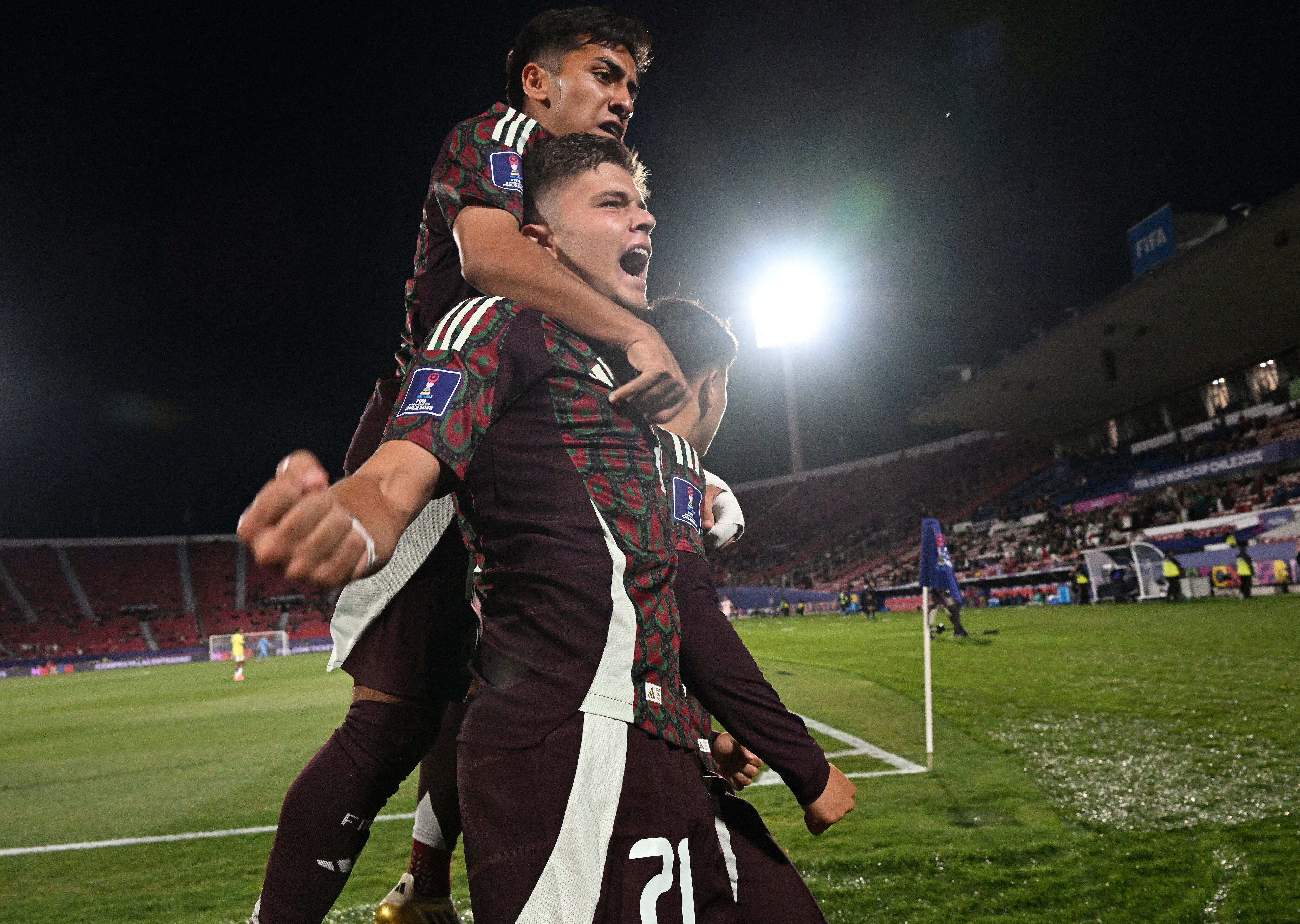 El delantero mexicano Tahiel Jimenez (21) celebra con su compañero Alexei Domínguez en un partido ante Brasil por el Mundial Sub-20 que se disputa en Chile.