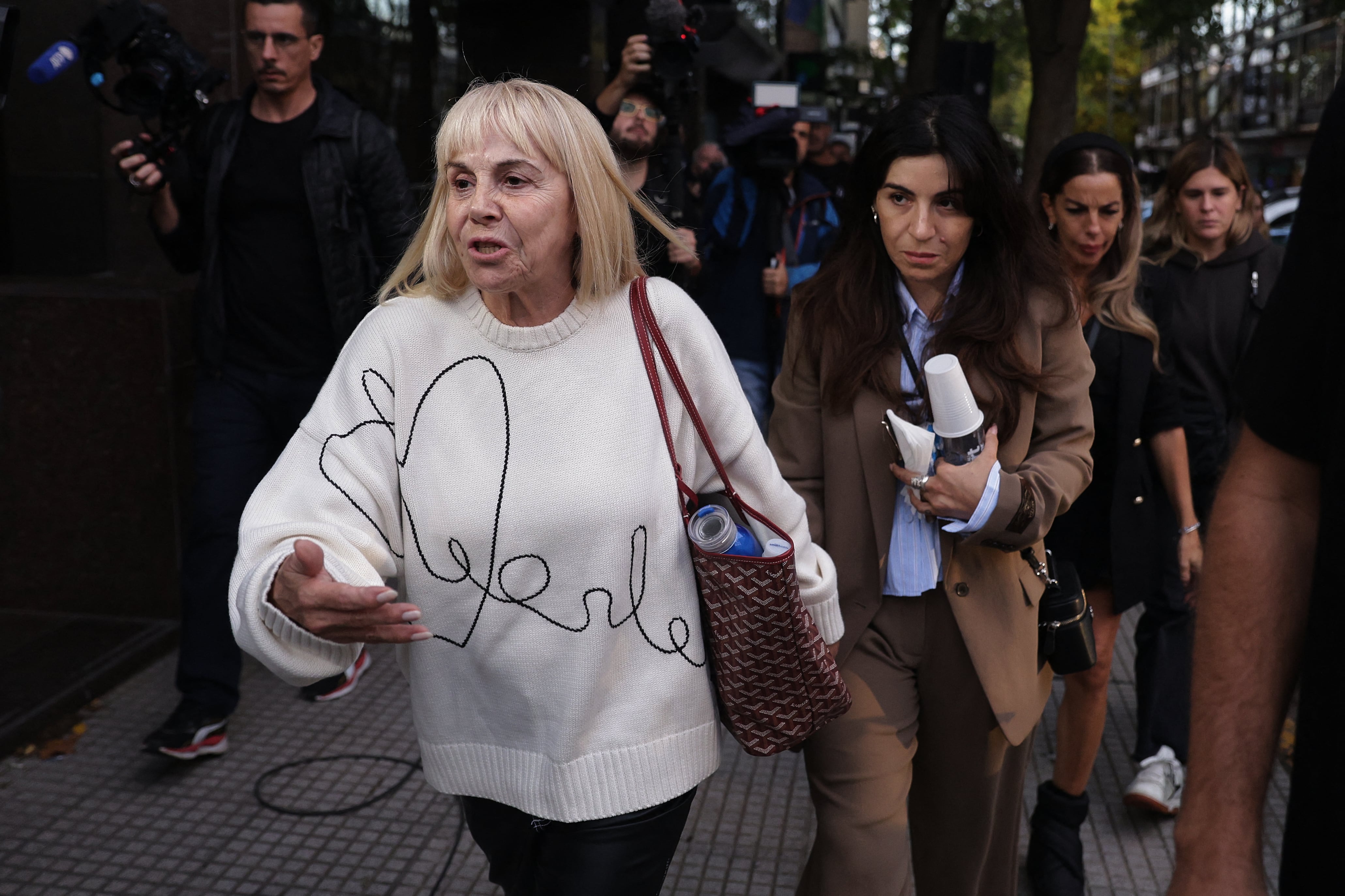 Claudia Villafañe, exesposa de Diego Armando Maradona, acude al juicio que se realiza por la muerte del astro, en la localidad de San Isidro, cerca de Buenos Aires.