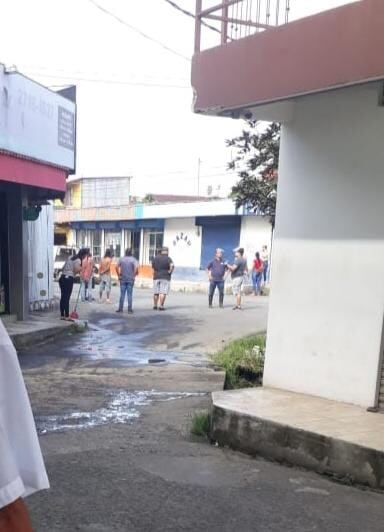 Al oir los disparos cuando acababa de abrir el negocio, los vecinos se asomaron a la esquina y ya los pistoleros iban en fuga. Foto: suministrada por Reiner Montero.