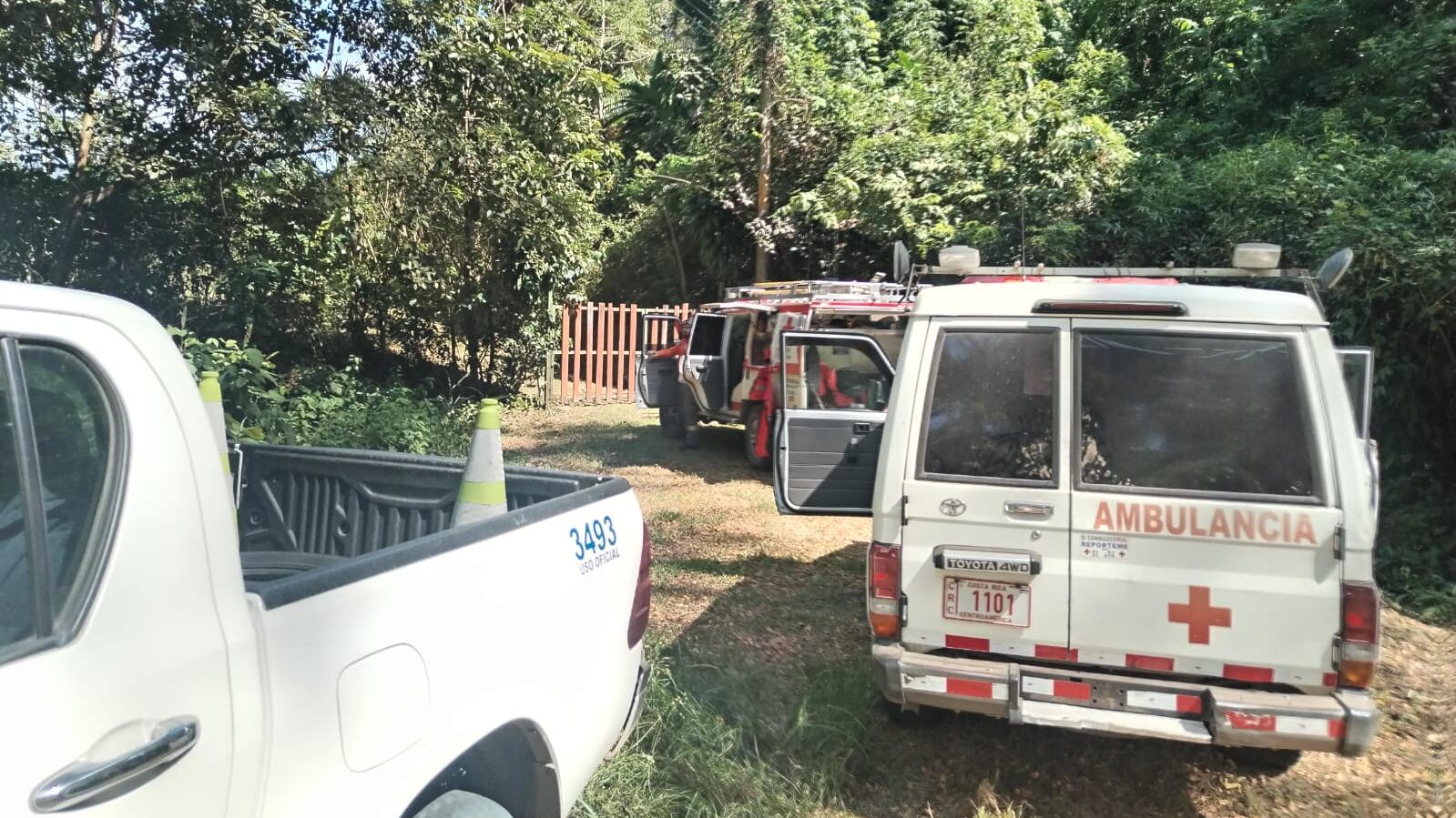 Once personas atrapadas en río Tárcoles, el rescate lo hacen en el sector de Verde Malaquita en Turrubares. Foto: Cruz Roja