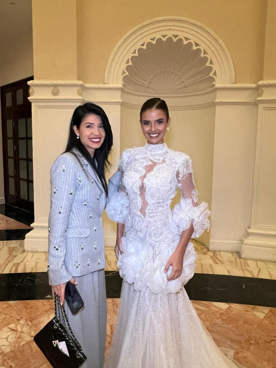 Yessenia Ramírez, directora del Miss Universo Costa Rica, acompaña a Mahyla Roth durante el certamen en Tailandia.