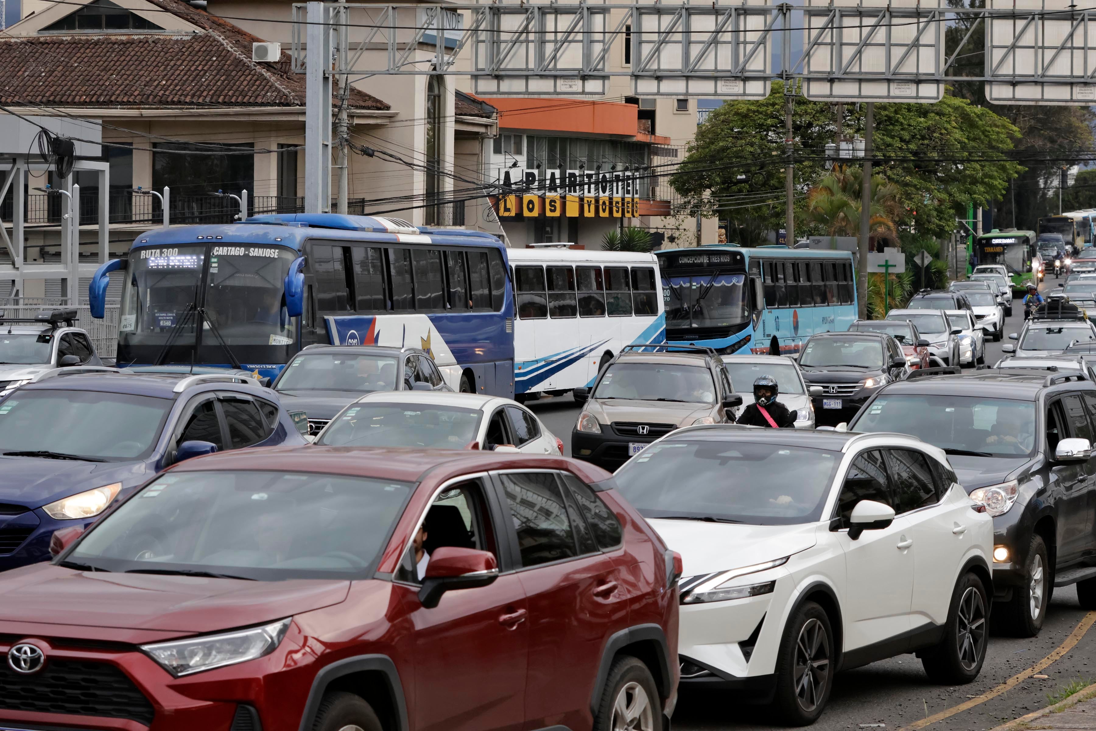25/04/2024. San Pedro de Montes de Oca. Hora: 04:30 p.m.-06:30 p.m. Los autobuses de transporte público deben lidiar con los vehículos que utilizan el carril exclusivo para ellos en horas pico, en zonas como San Pedro de Montes de Oca. En la foto, tráfico cerca de la Fuente de la Hispanidad. Fotos: Mayela López