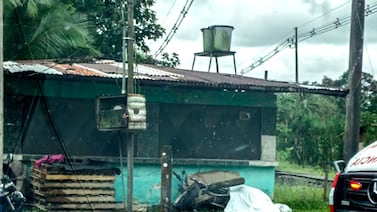 Muere motociclista al no tomar curva y chocar contra casa en Roxana de Pococí