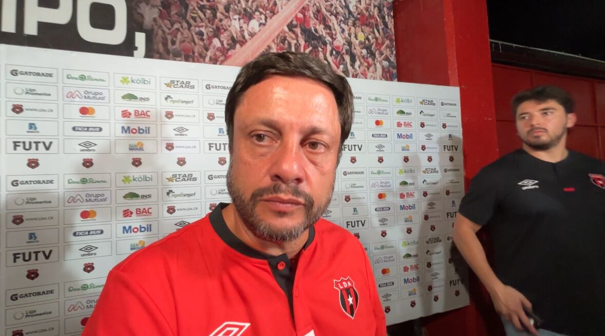Federico Calderón fue el directivo de Liga Deportiva Alajuelense que atendió a los medios de comunicación luego de la derrota contra Cartaginés.