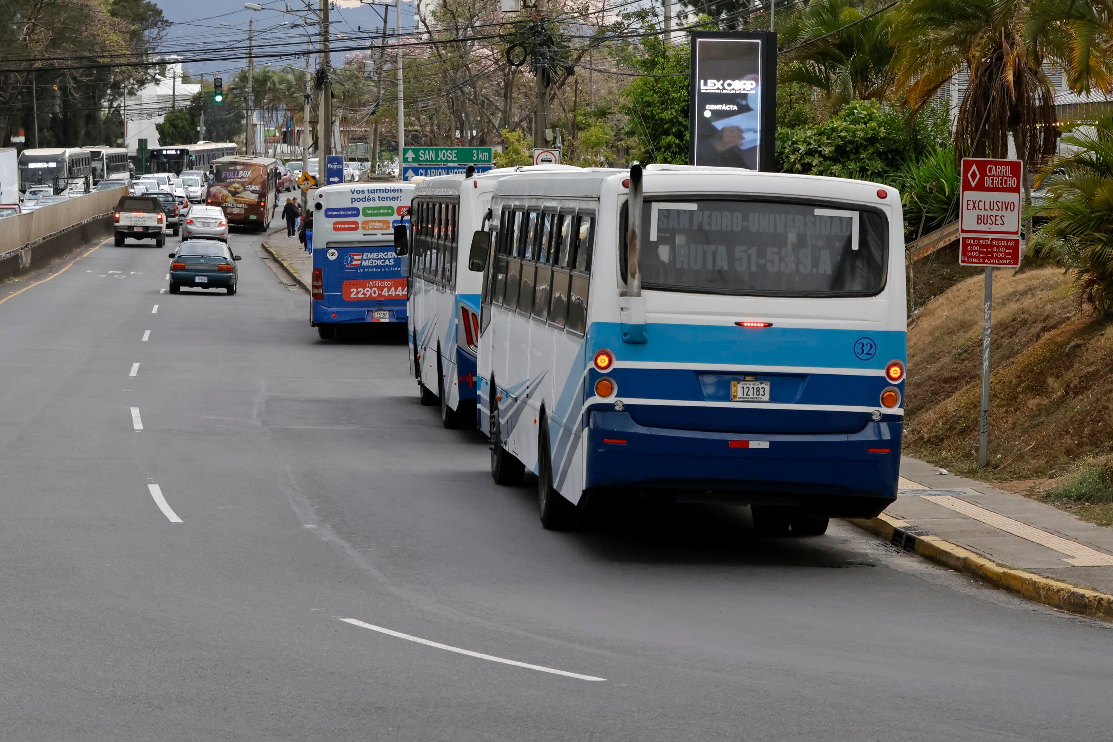 25/04/2024. San Pedro de Montes de Oca. Hora: 04:30 p.m.-06:30 p.m. Los autobuses de transporte público deben lidiar con los vehículos que utilizan el carril exclusivo para ellos en horas pico, en zonas como San Pedro de Montes de Oca. En la foto, tráfico cerca de la Fuente de la Hispanidad. Fotos: Mayela López