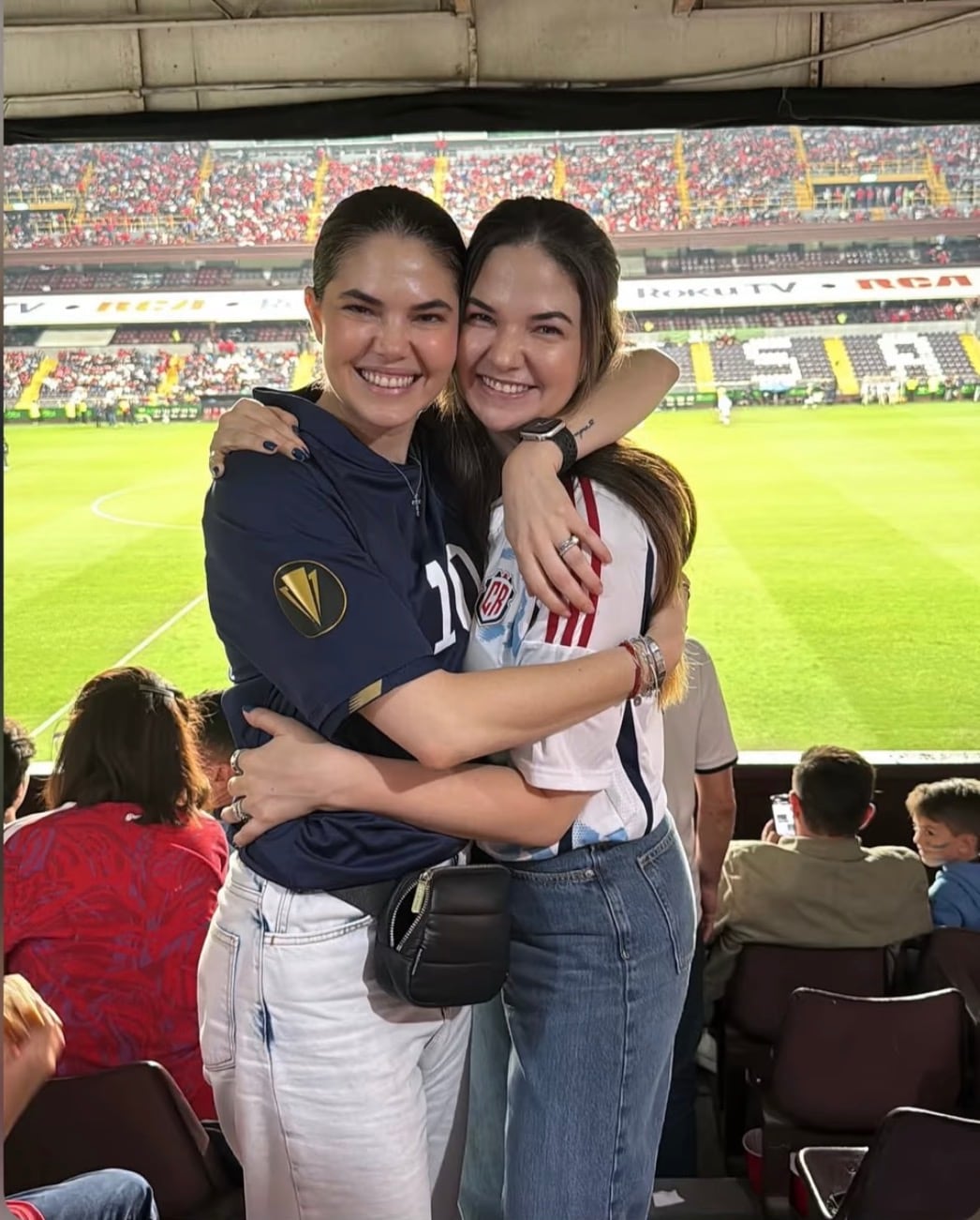 Carolina Jaikel y su hermana, Priscila, presenciaron juntas el partido entre la Selección de Costa Rica y Haití, dirigido por Bryan Ruiz.