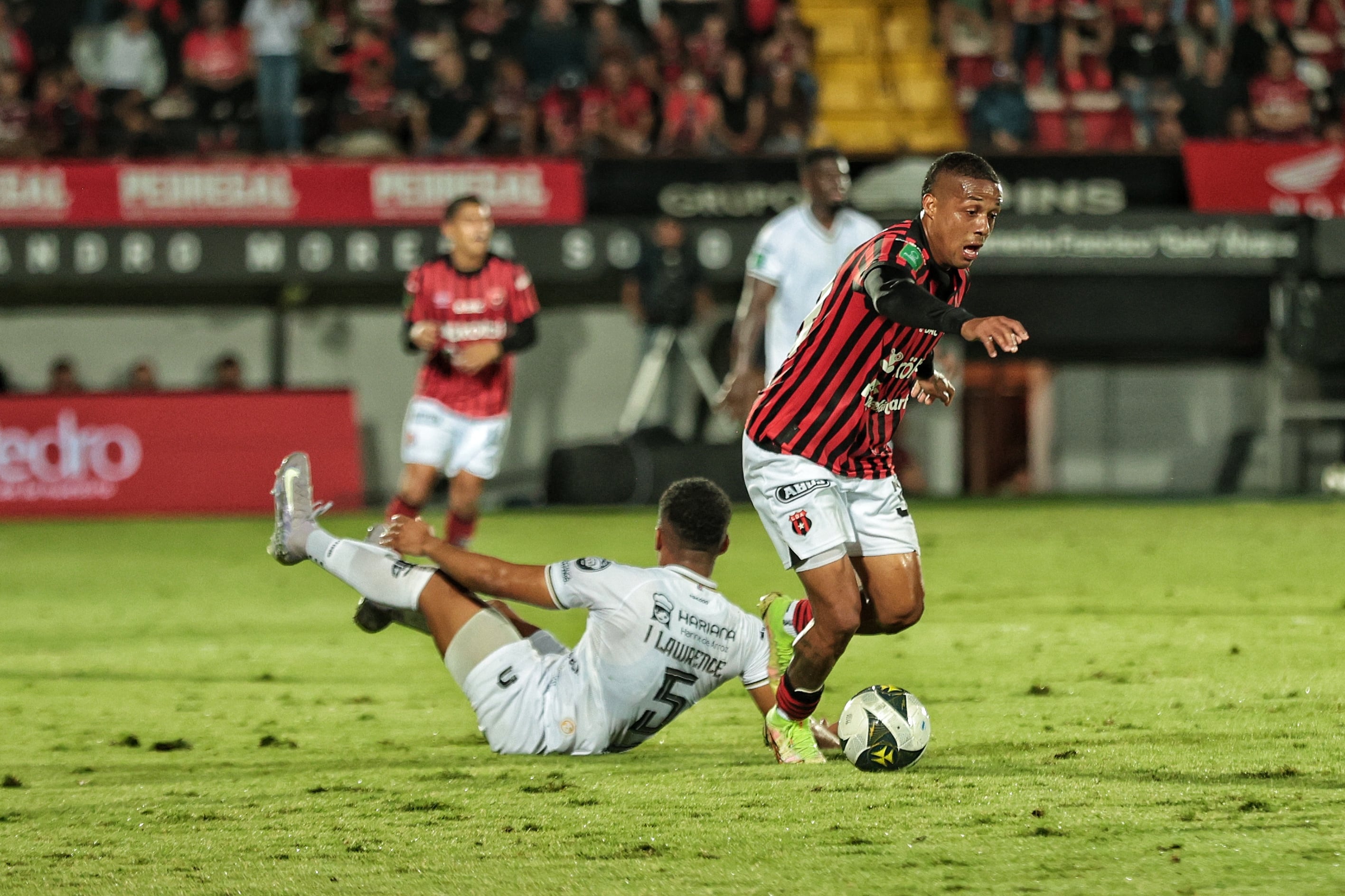 15/02/2025/ Juego entre Liga Deportiva Alajuelense vs Sporting FC en el estadio Alejandro Morera Soto / foto John Durán