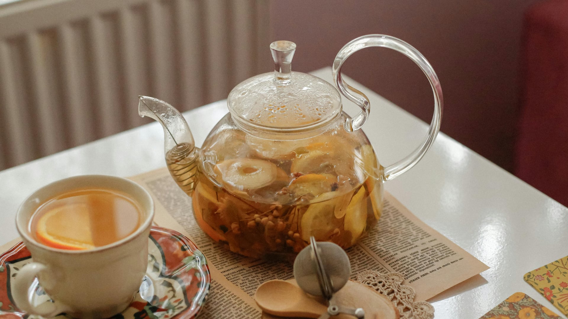 El té es una infusión hecha solo con Camellia sinensis. Las infusiones incluyen hierbas, plantas y frutas sin teína.