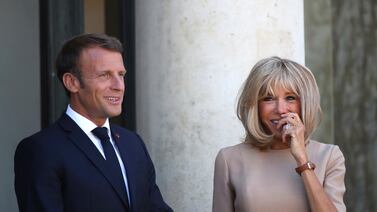 Emmanuel Macron y su esposa demandan a influencer de derecha por difundir falsedad sobre Brigitte