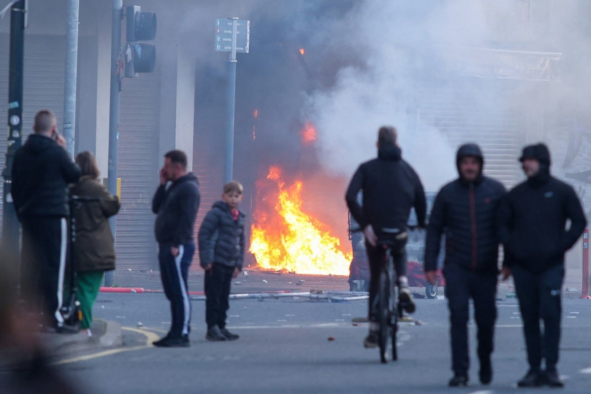 Irlanda del Norte registra incendios y caos en Belfast por protestas antimigración