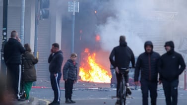 Irlanda del Norte registra incendios y caos en Belfast por protestas antimigración