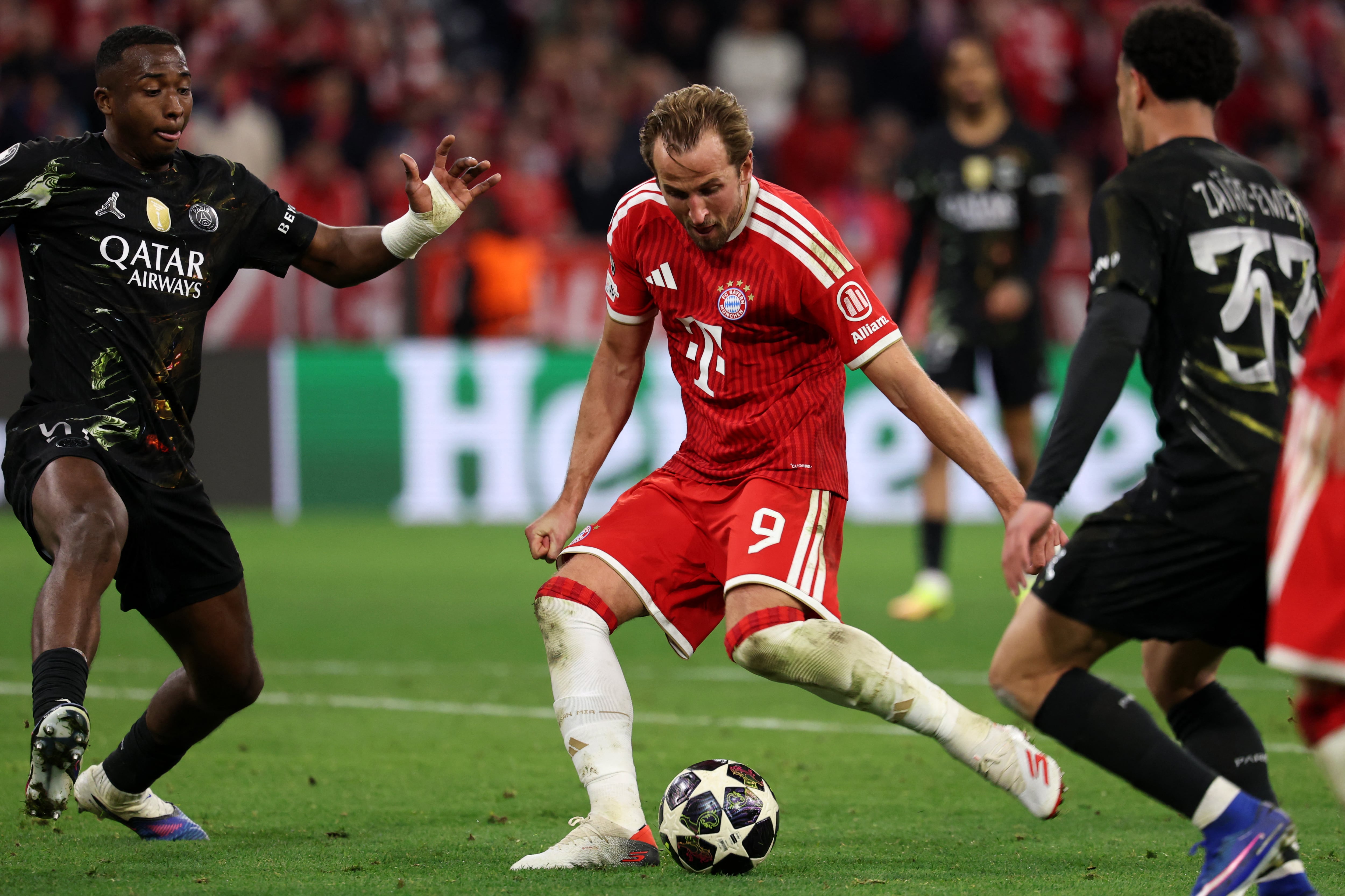 El delantero del Bayern Múnich Harry Kane anota aquí el 1-1 ante el PSG, un gol que resultó suficiente por la ventaja de los franceses en la ida de esta semifinal de Champions.