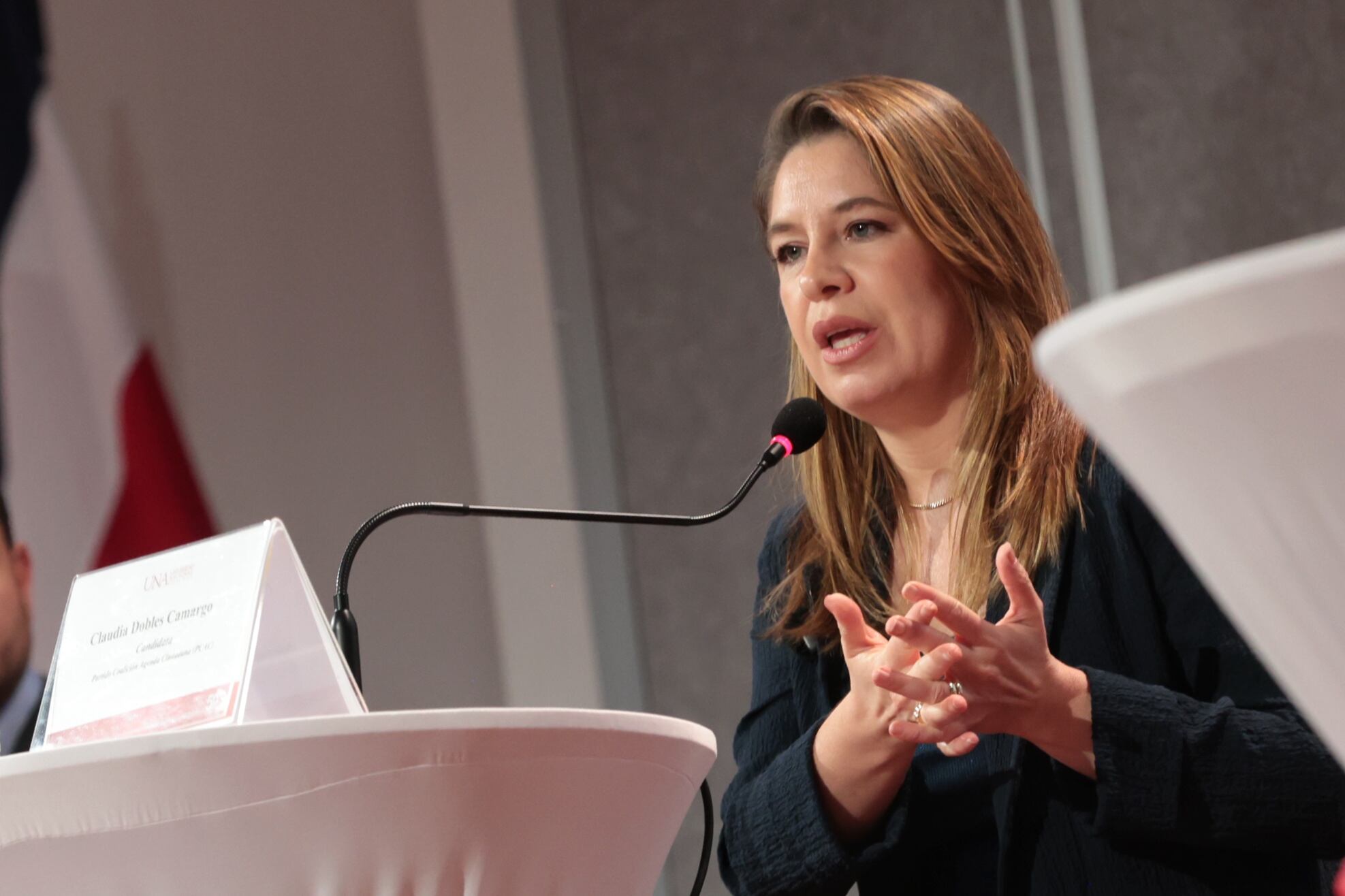 Claudia Dobles se convierte en el principal blanco de ataques en los debates ante la ausencia de Laura Fernández