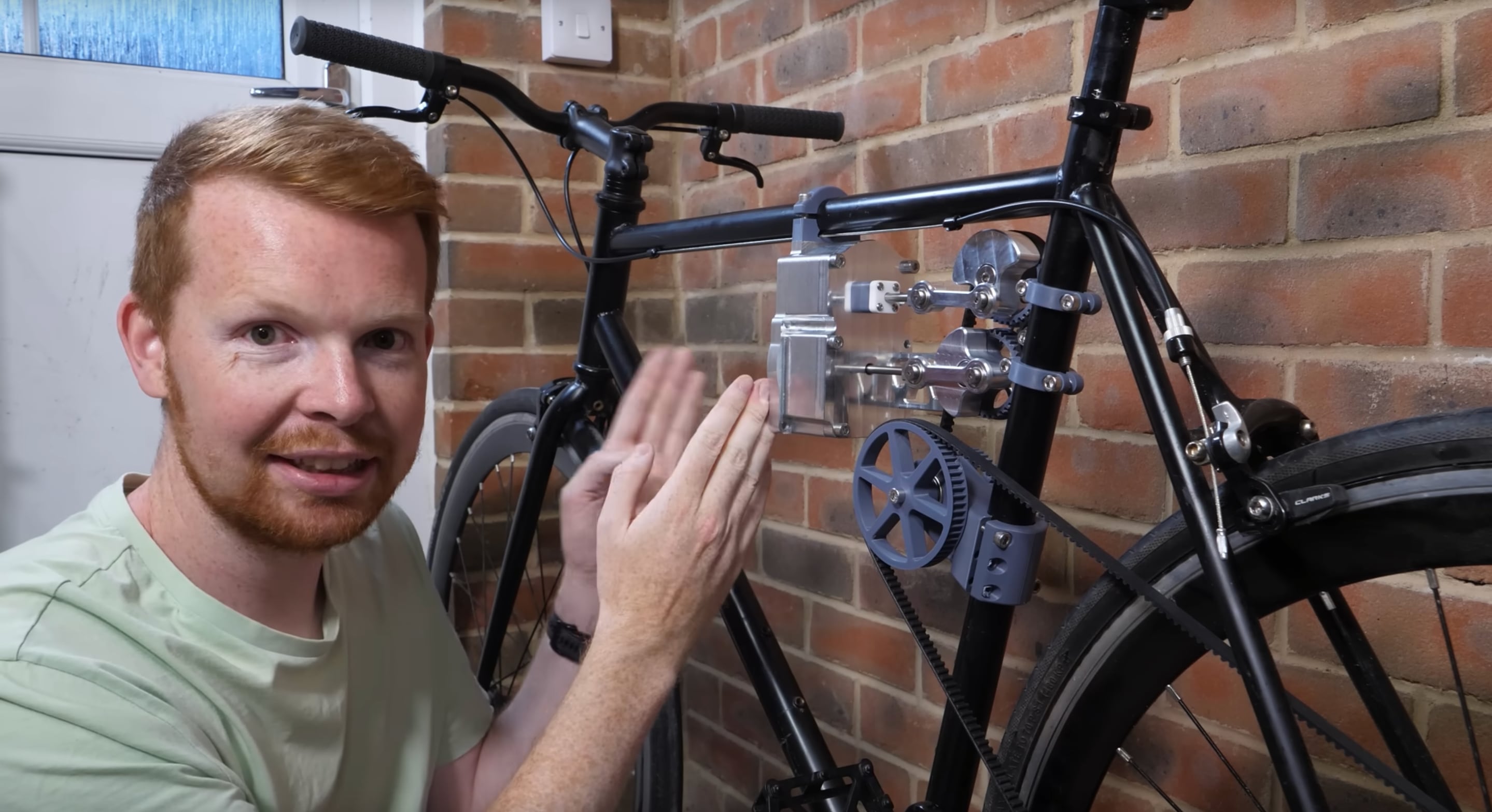 Tom Stanton creó el sistema tras fabricar un bloque de aluminio, añadir una cámara de acero y desarrollar un sistema de enfriamiento por agua.