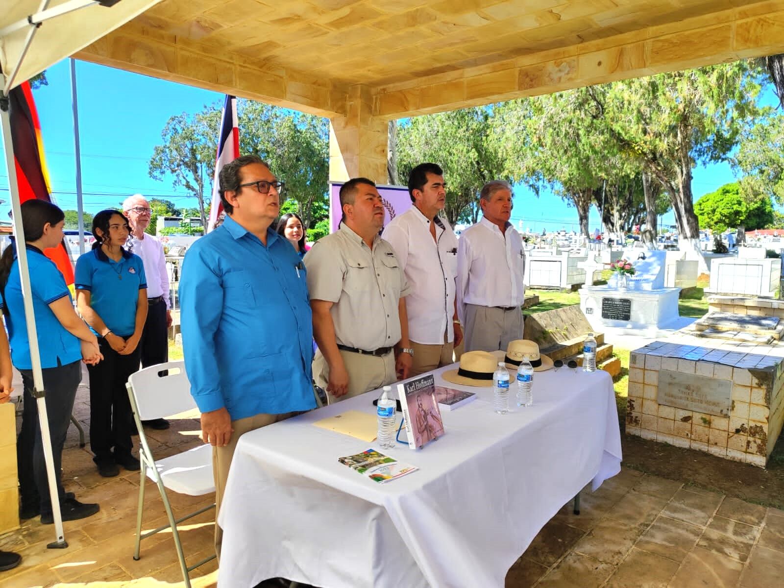 Miembros de la mesa principal: Asdrúbal Calvo, Fernando Villalobos, Julio Leitón y Luko Hilje; atrás, Marcos Hernán Elizondo.