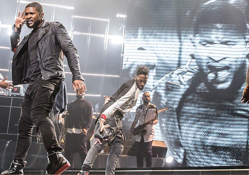 Usher en la SAP Arena de Mannheim, Alemania, en el 2015. Usher, #URXTOUR 2015© Copyright: AS Sportfoto / Soerli Binder. Licencia: Wikimedia Commons.