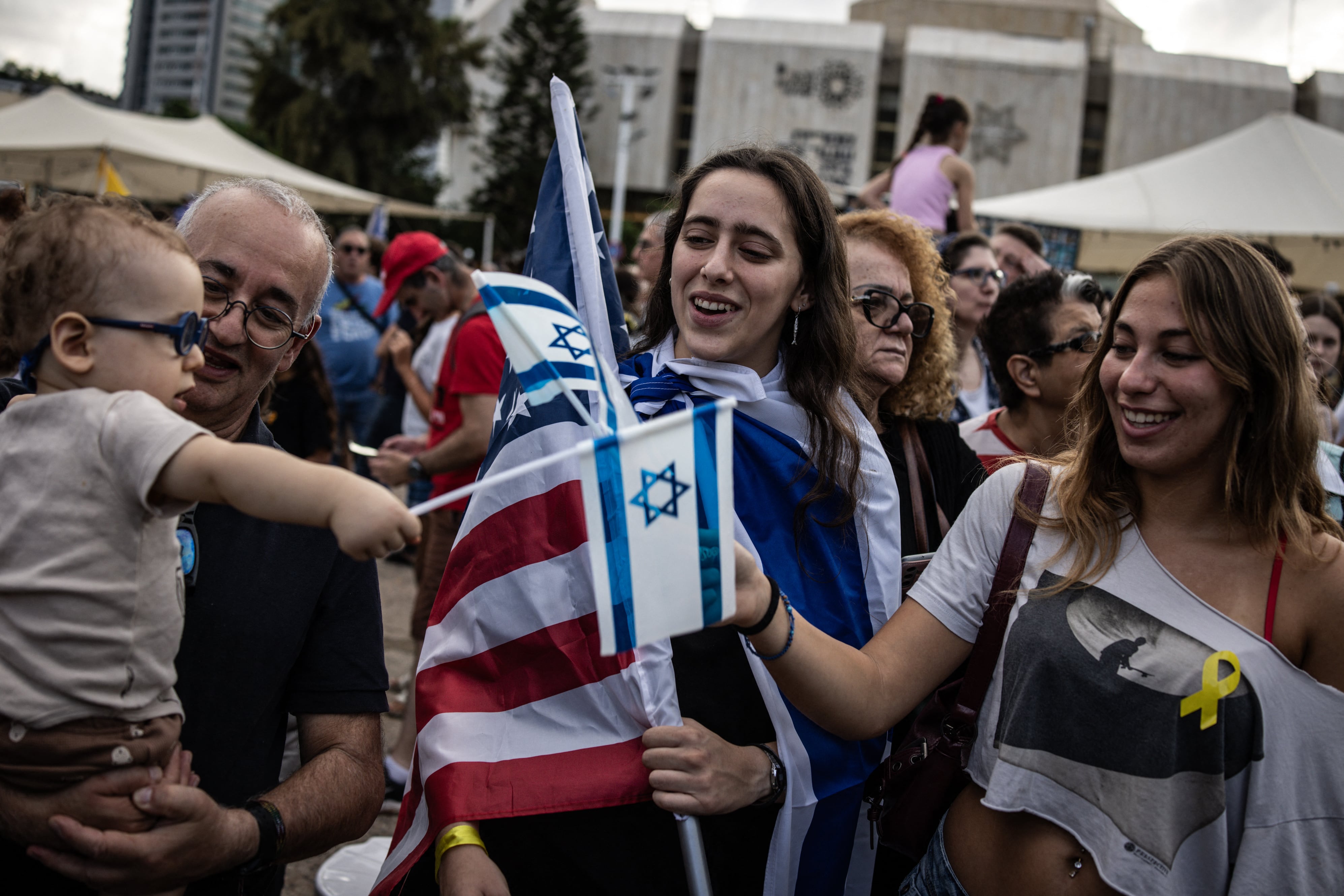 La gente celebra en la Plaza de los Rehenes de Tel Aviv el 9 de octubre de 2025, tras el anuncio del nuevo acuerdo de alto el fuego en Gaza. Miles de israelíes jubilosos se congregaron en una plaza de Tel Aviv el 9 de octubre, con la esperanza de que los rehenes retenidos en Gaza tras dos años de temor y preocupación, regresaran, después de que Israel y las facciones palestinas alcanzaran un acuerdo de liberación de rehenes y tregua, un paso importante hacia el fin de la guerra.