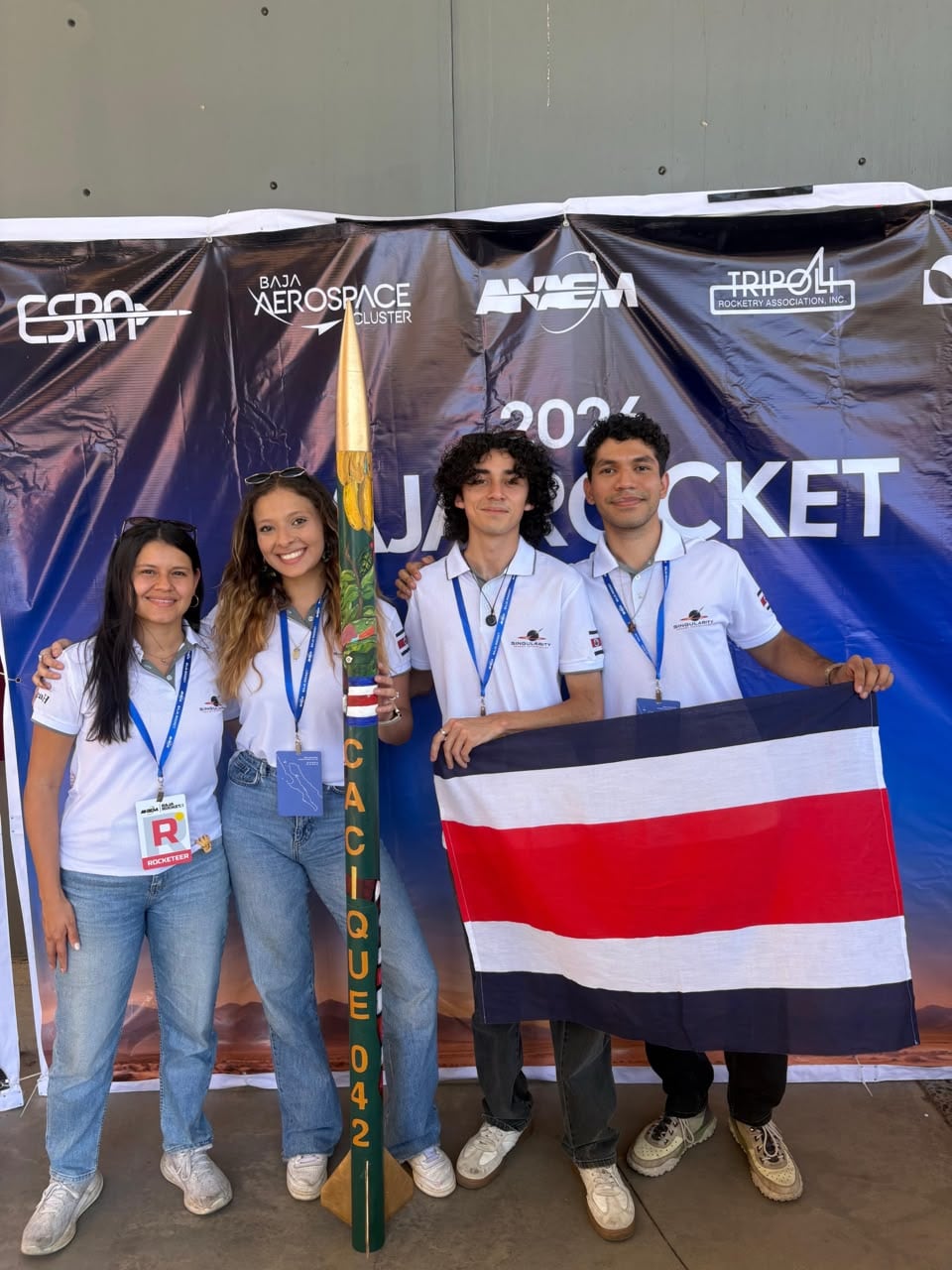 El grupo está integrado por los universitarios Kendrik Palacios, José Andrés Granados y Karina Artavia, junto con Andrea Hidalgo, docente de Ingeniería Civil de la Universidad Fidélitas.