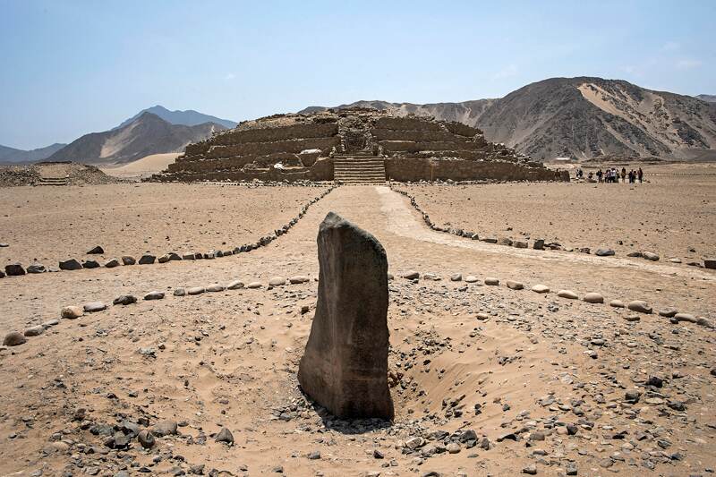 La ciudad sagrada de Caral se ubicó en una zona alta del valle, en un terreno desprovisto de cobertura boscosa y no apto para cultivo. | CORTESÍA DE COP20 LIMA