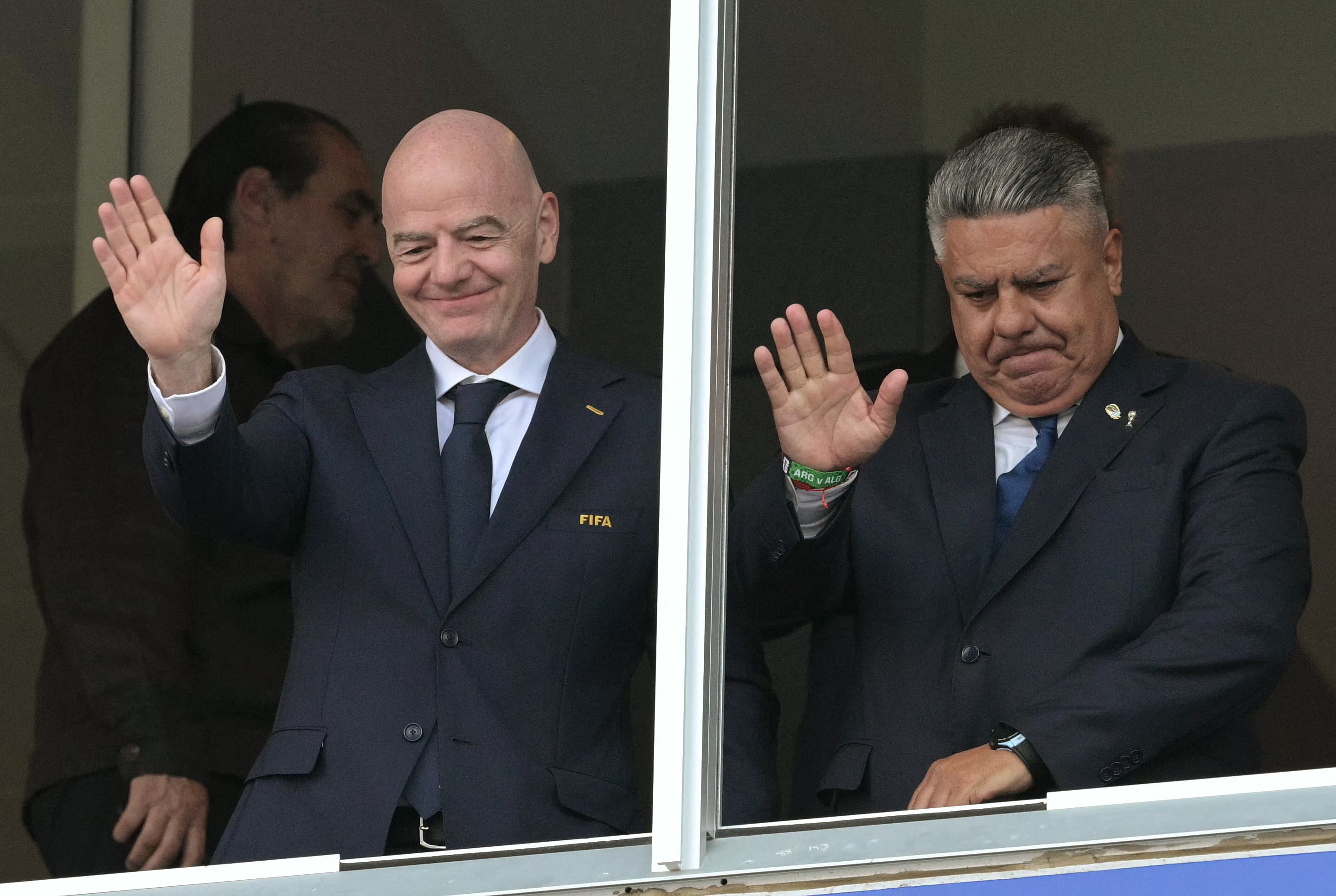 El presidente de la FIFA, Gianni Infantino (izq.), y el presidente de la Asociación del Fútbol Argentino (AFA), Claudio Tapia, saludan antes del partido del Grupo J del Mundial de 2026 entre Argentina y Argelia, en el Kansas City Stadium, en Kansas City, el 16 de junio de 2026. (Foto: Juan Mabromata / AFP).