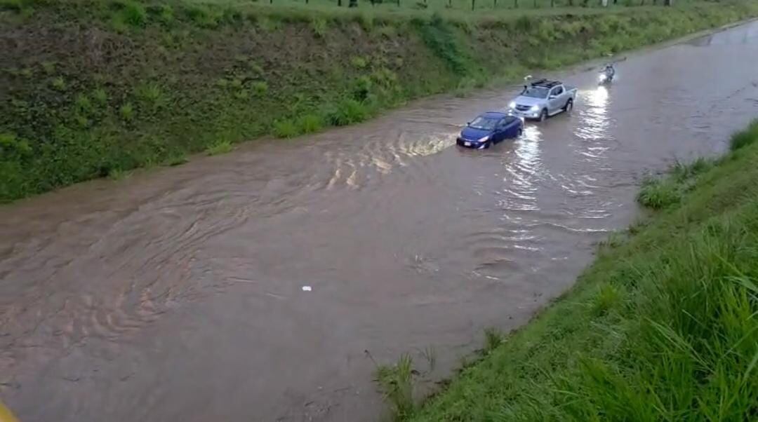 Las lluvias de esta tarde provocaron que carreteras en la zona norte del país se vieran afectadas.