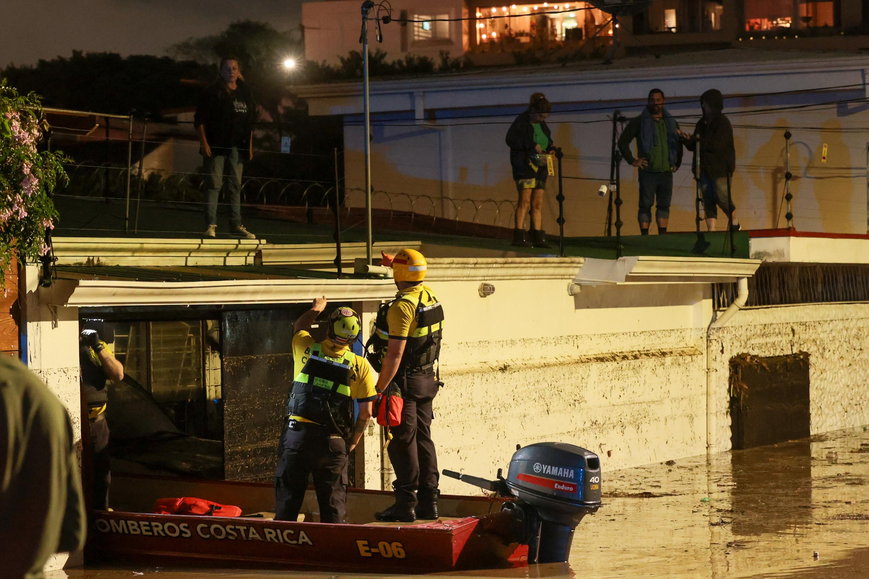 Bomberos intervino la tarde de esta jueves, para rescatar a personas que quedaron atrapadas en sus viviendas, producto de las graves inundaciones que se registraron en barrio Dent.