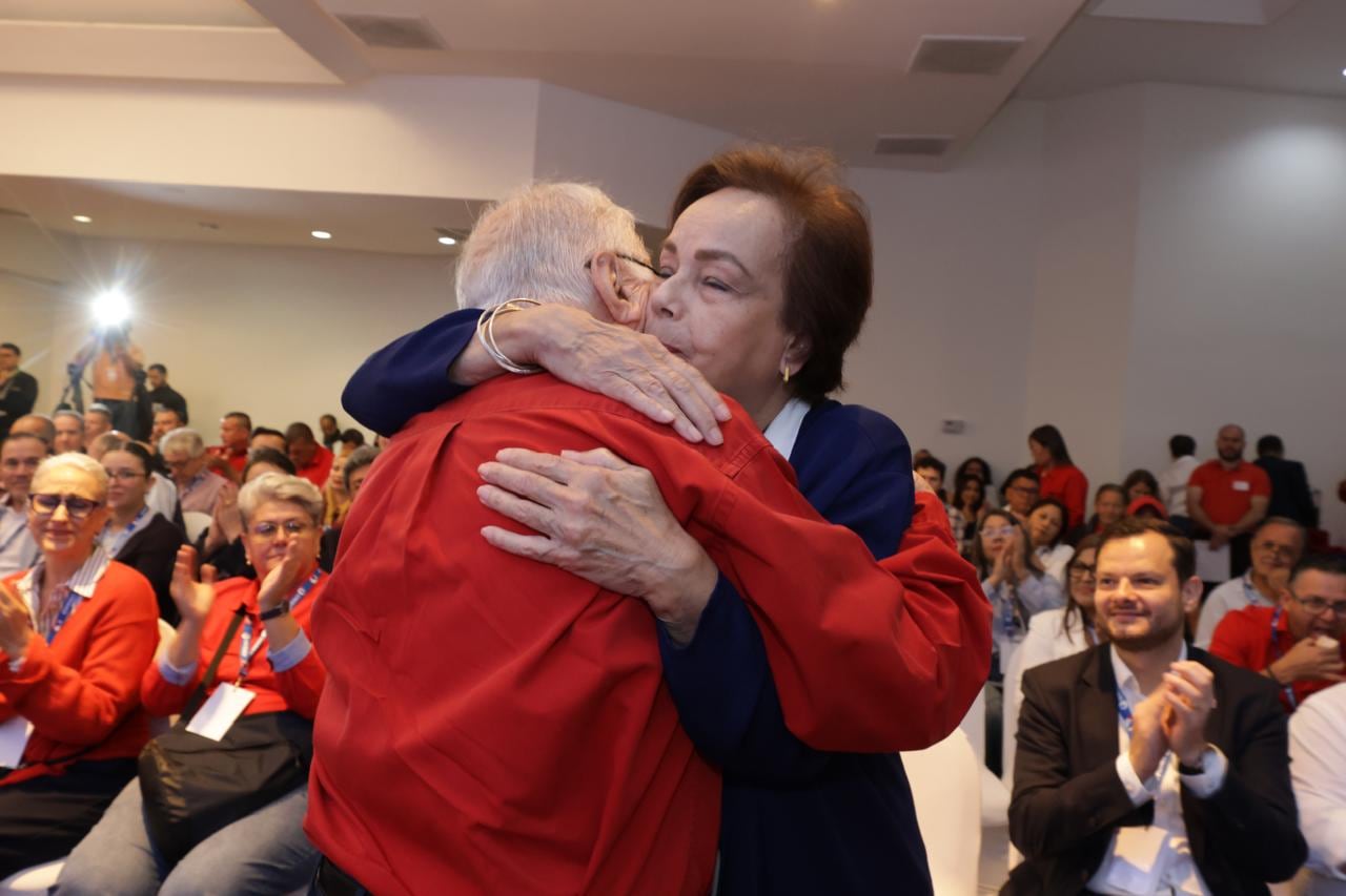 La exdiputada Rina Contreras presentó la moción para solicitar disculpas al exmandatario.