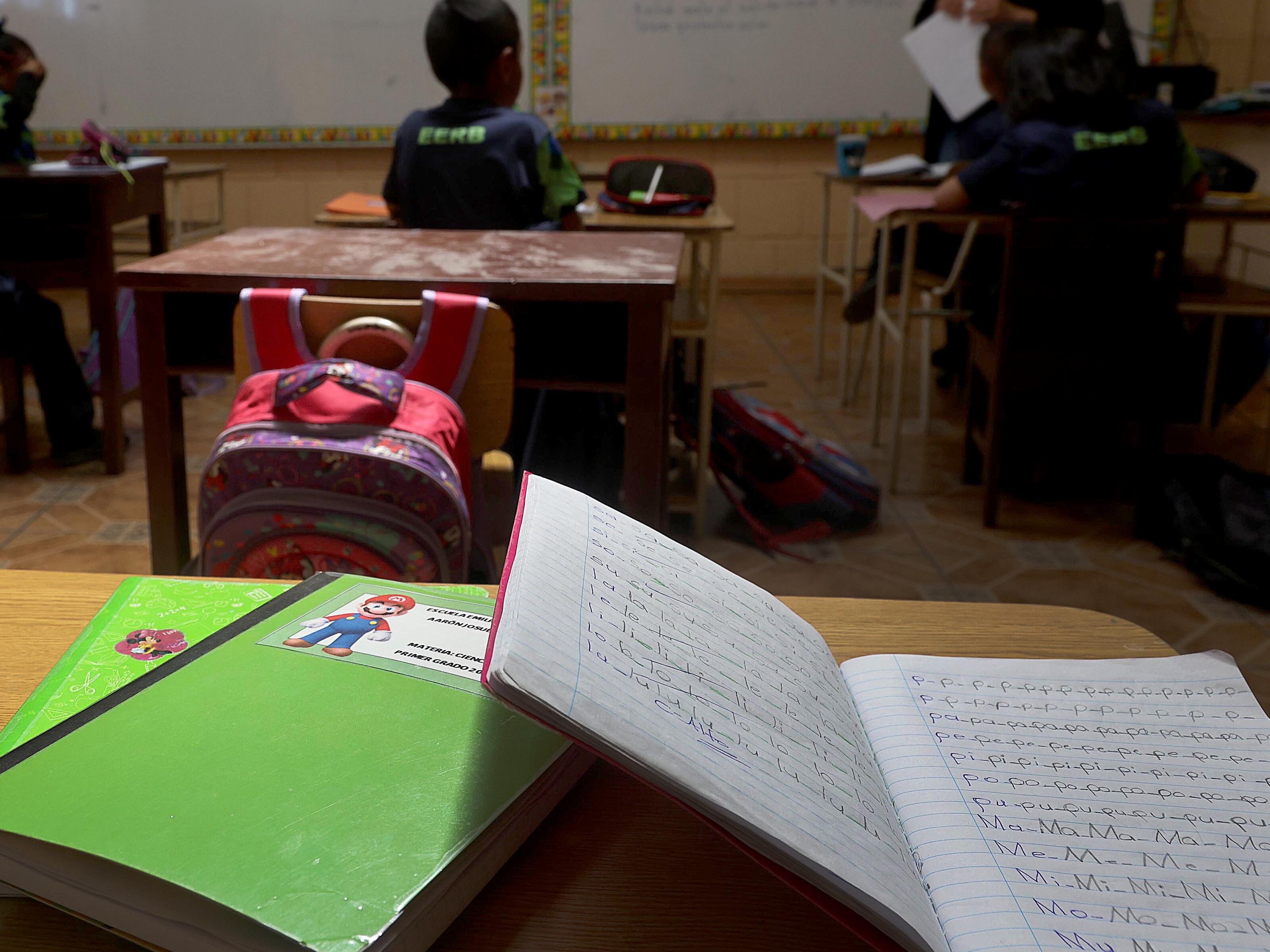 Maestra dando clases