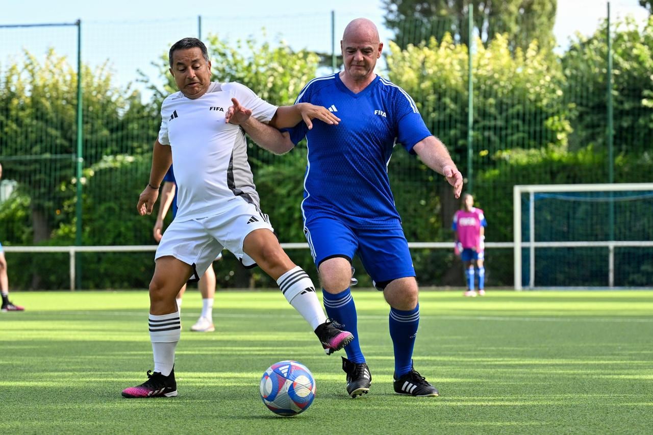 El expresidente de la Fedefútbol mantiene una buena relación laboral con el presidente de la FIFA, Gianni Infantino, con quien incluso ha disputado en el césped.