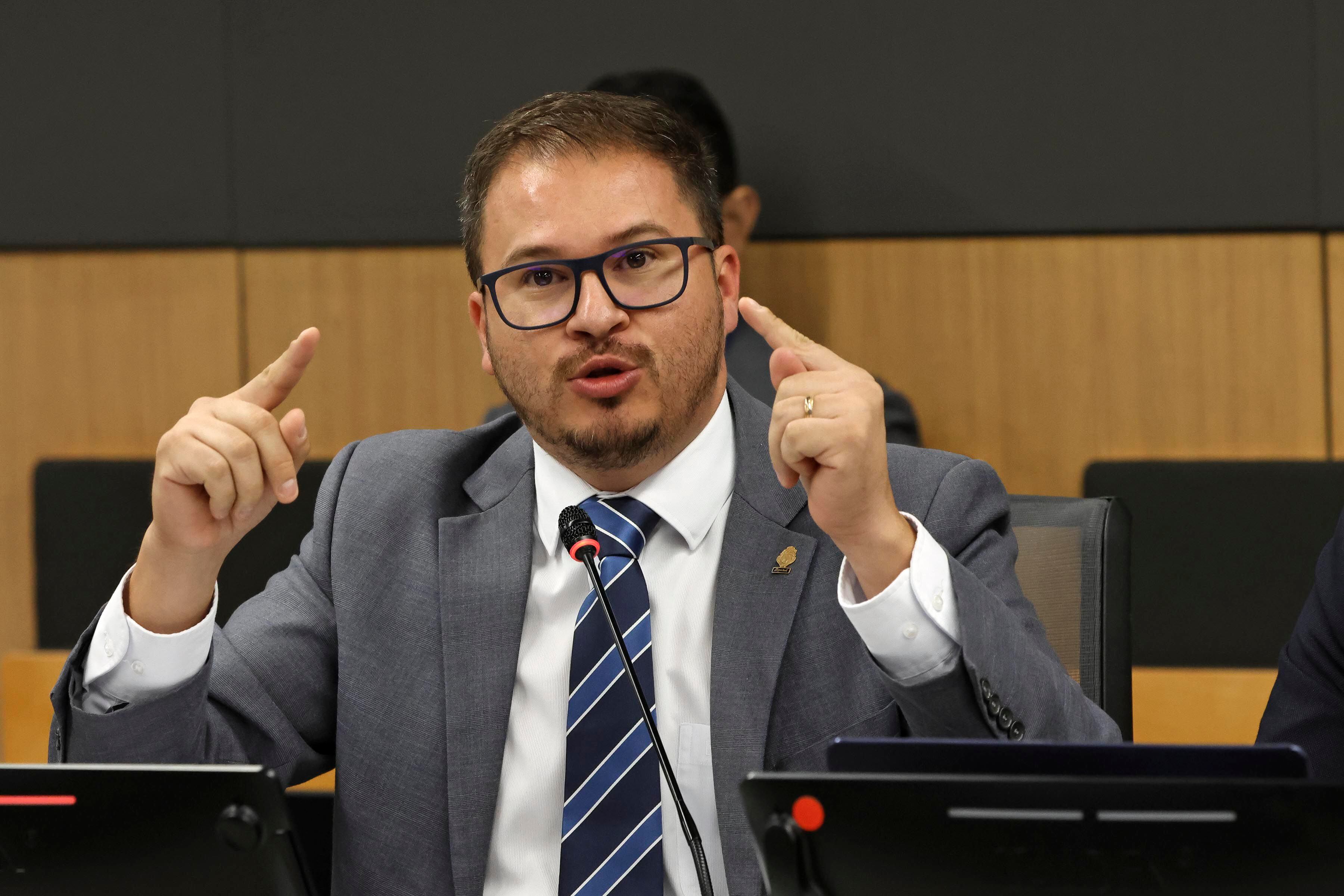 José Pablo Sibaja, diputado del Partido Nueva República, en una sesión legislativa. Está envuelto en una polémica con Huawei por uso de vapeadores en actividad social.